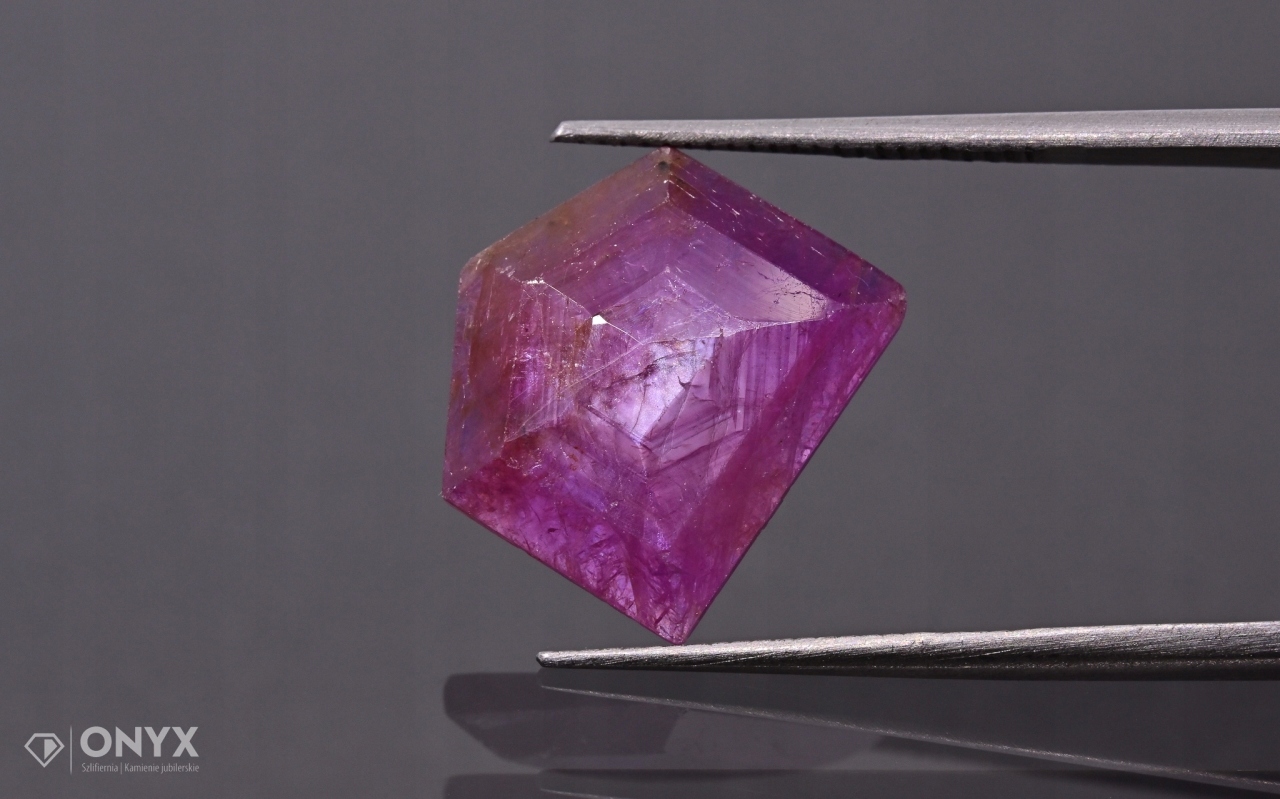 Rubín fazetovaná rozeta nepravidelná 12x11 mm