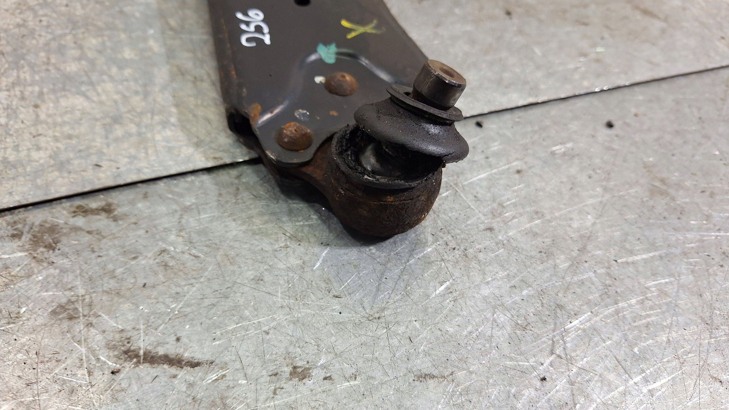 arm left front 2S61-3051-DA FORD FIESTA FUSION MK6