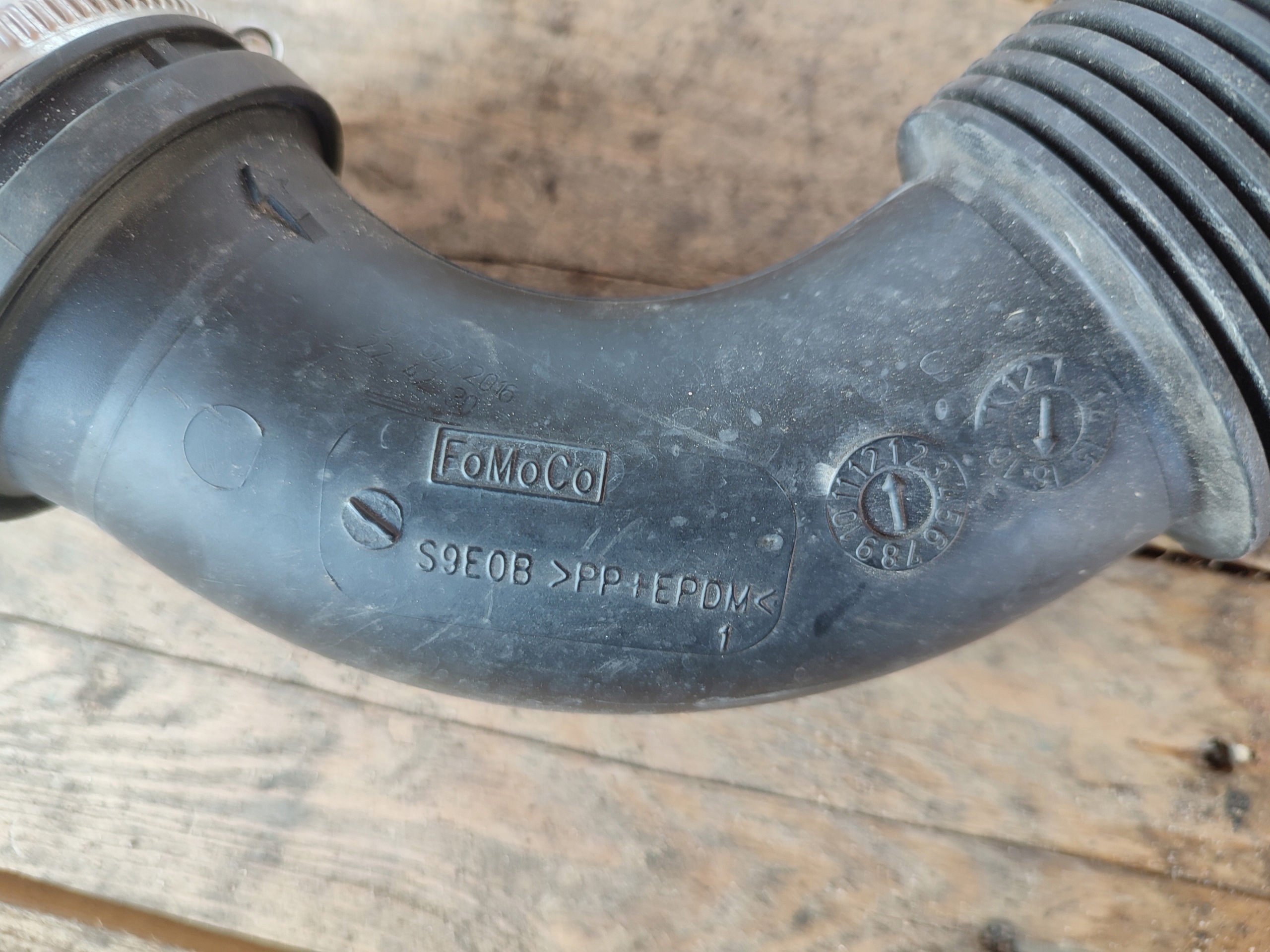 Schlauch luft FORD FOCUS III S9E0B 1.0L