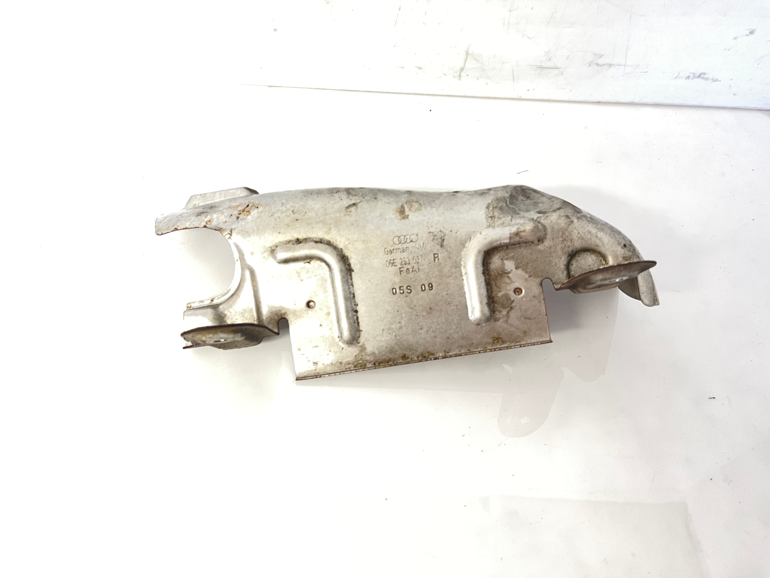 AUDI A6 C7 2.8 FSI Blende Abdeckung des Abgaskrümmers links 06E253037B
