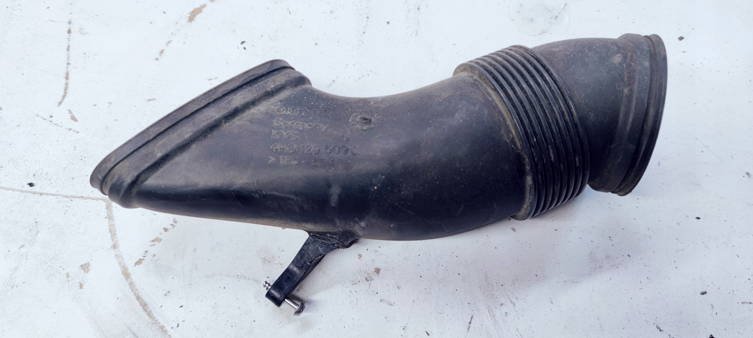 intake air hose AUDI A8 D4 4.2 FSI 4H0129509C