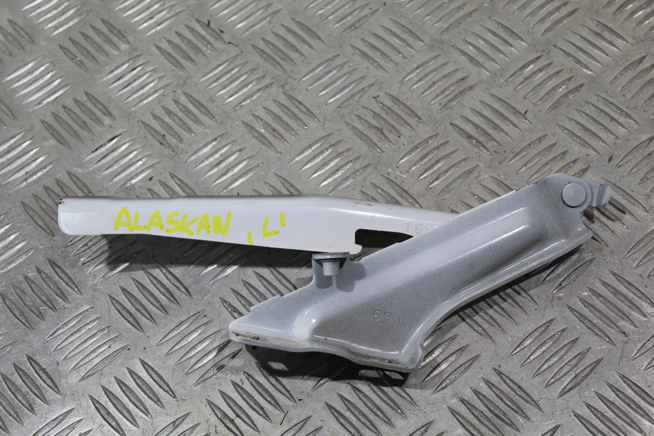 charnière du capot gauche ALASKAN