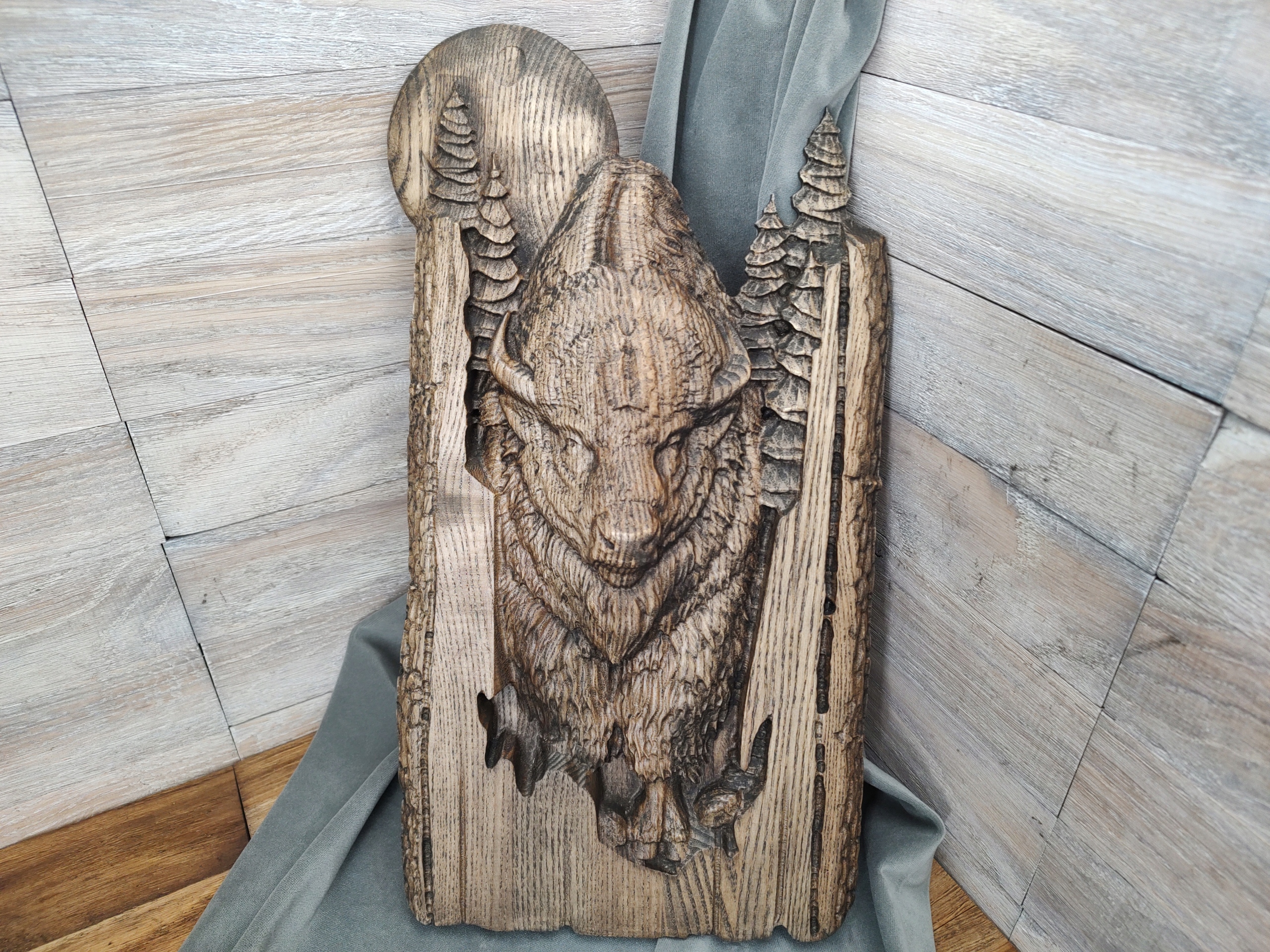 Dřevěný obraz Bizon jako dárek pro lesního myslivce dřevoryt 40cm