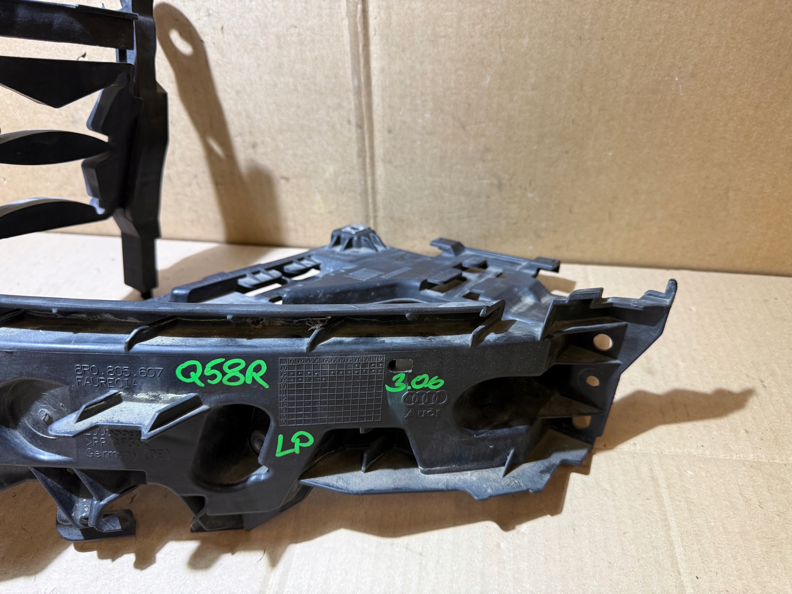 AUDI Q5 8R support holder lights left front front 8R0805607