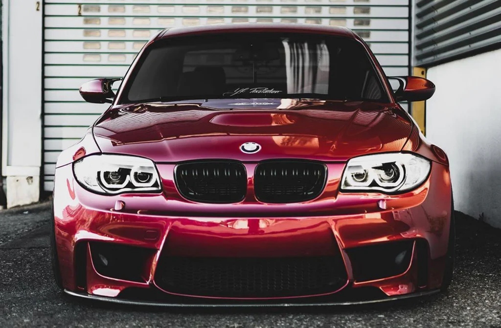 ATRAPA GRILL NERKI BMW 1 E81 E87 E88 LIFT PIANO BLACK PODWÓJNE ŻEBRA TUNING Producent części KAMEX