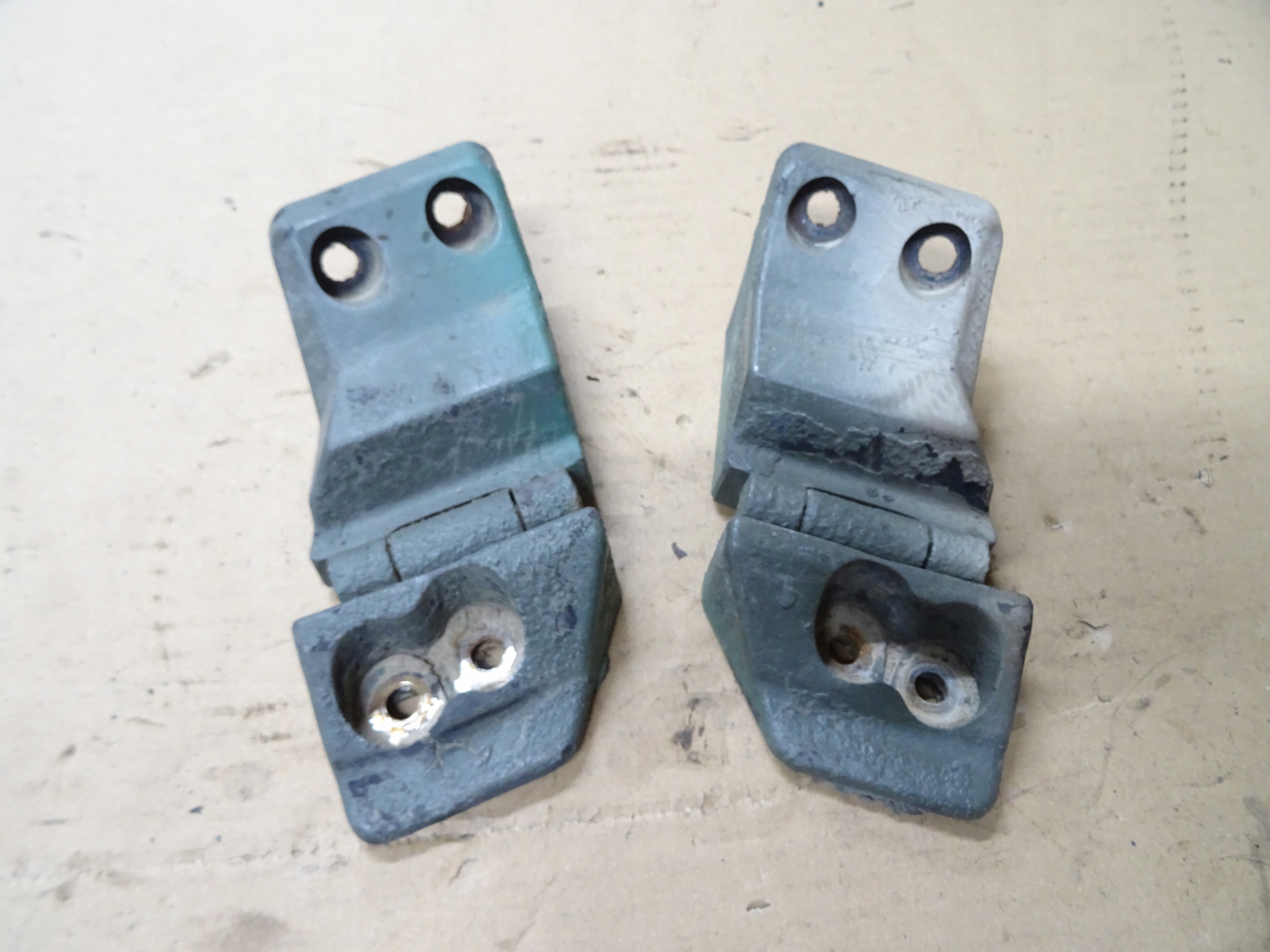 DAIHATSU ROCKY ZAWIAS ZAWIASY RAMKI SZYBY PRZÓD