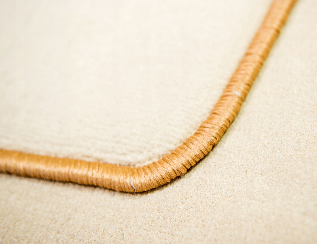 Dywanik środkowy Volvo FH4 Euro6 od 2013r beżowy Producent Inny