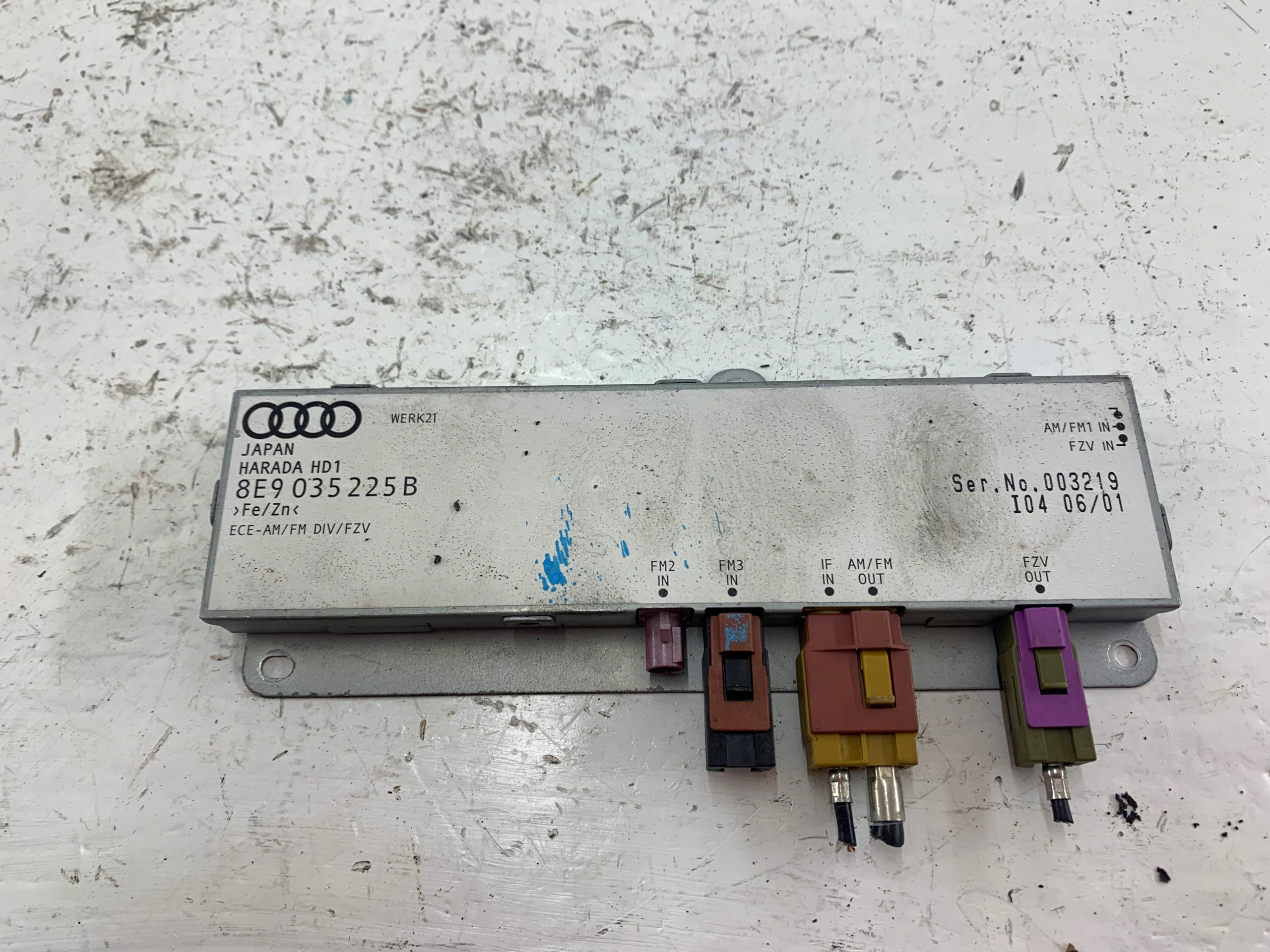 AUDI A4 B6 B7 module antenna amplifier 8E9035225B