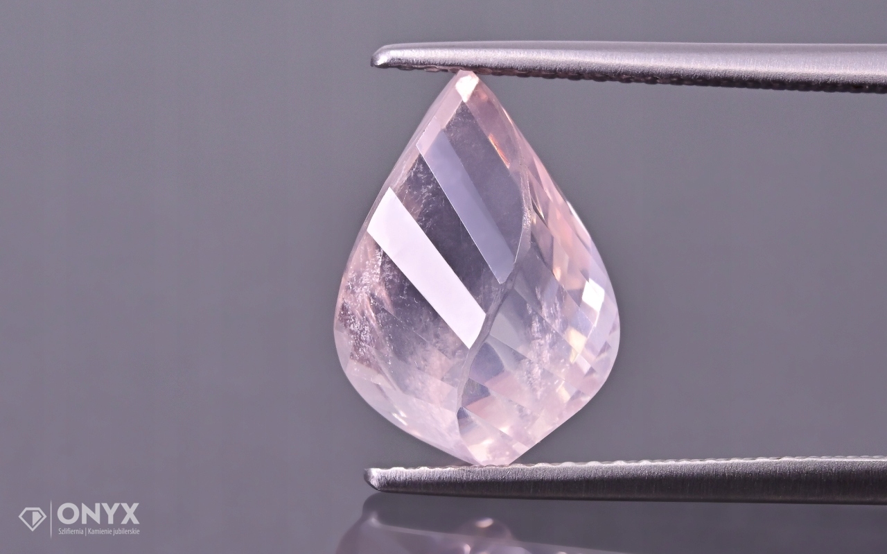 Růženín fazetovaný nepravidelný 13,5x7,5 mm