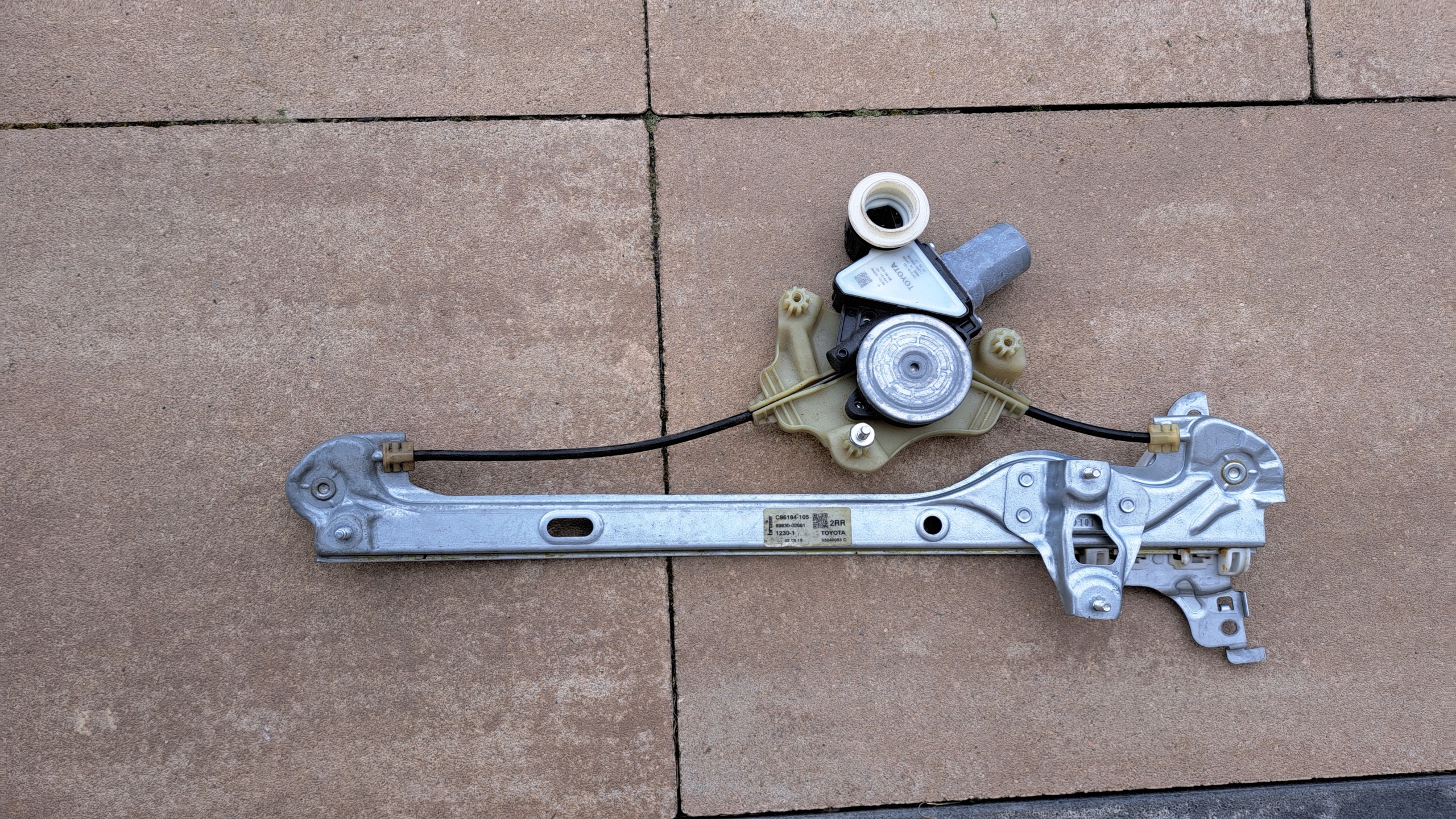 Toyota Corolla E21 kombi podnośnik szyby prawy tył