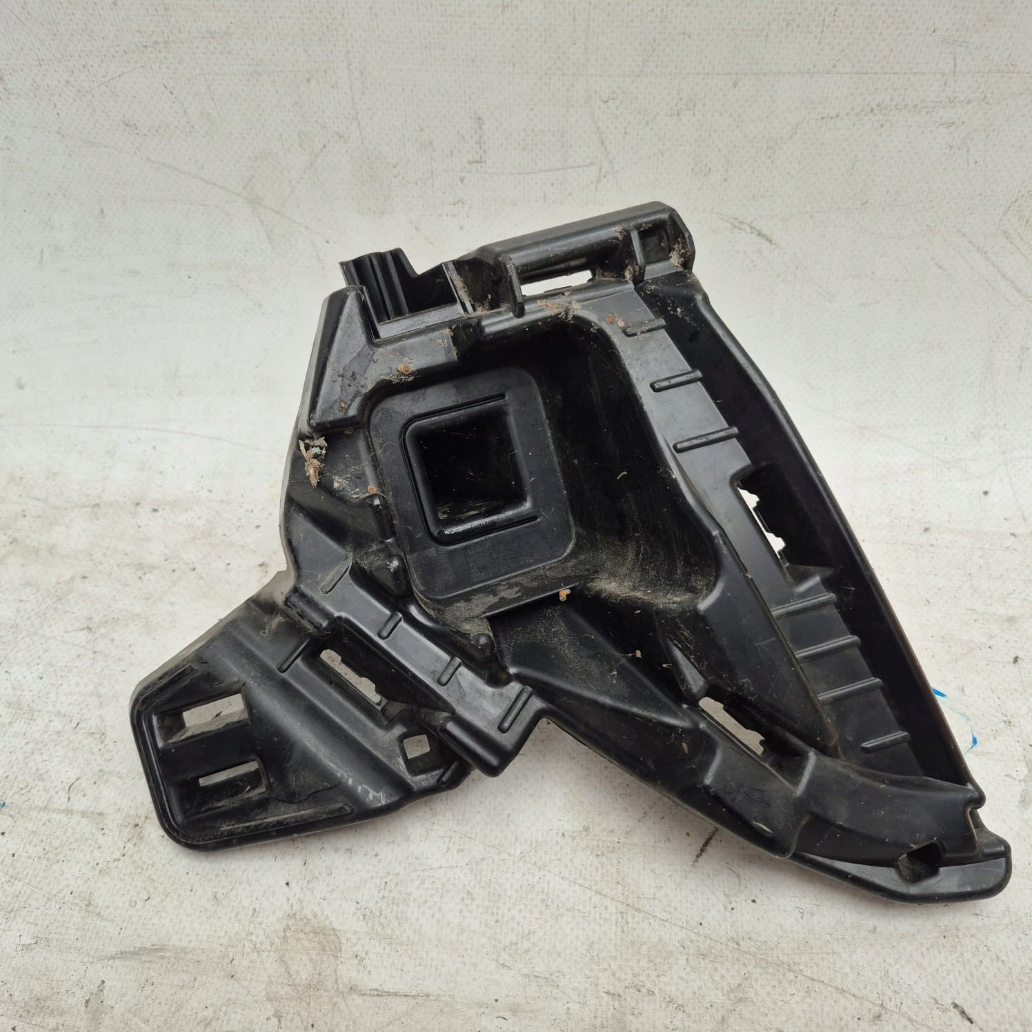 SKODA SCALA 657 support right of a bumper front bracket GRILLA grille 657807724
