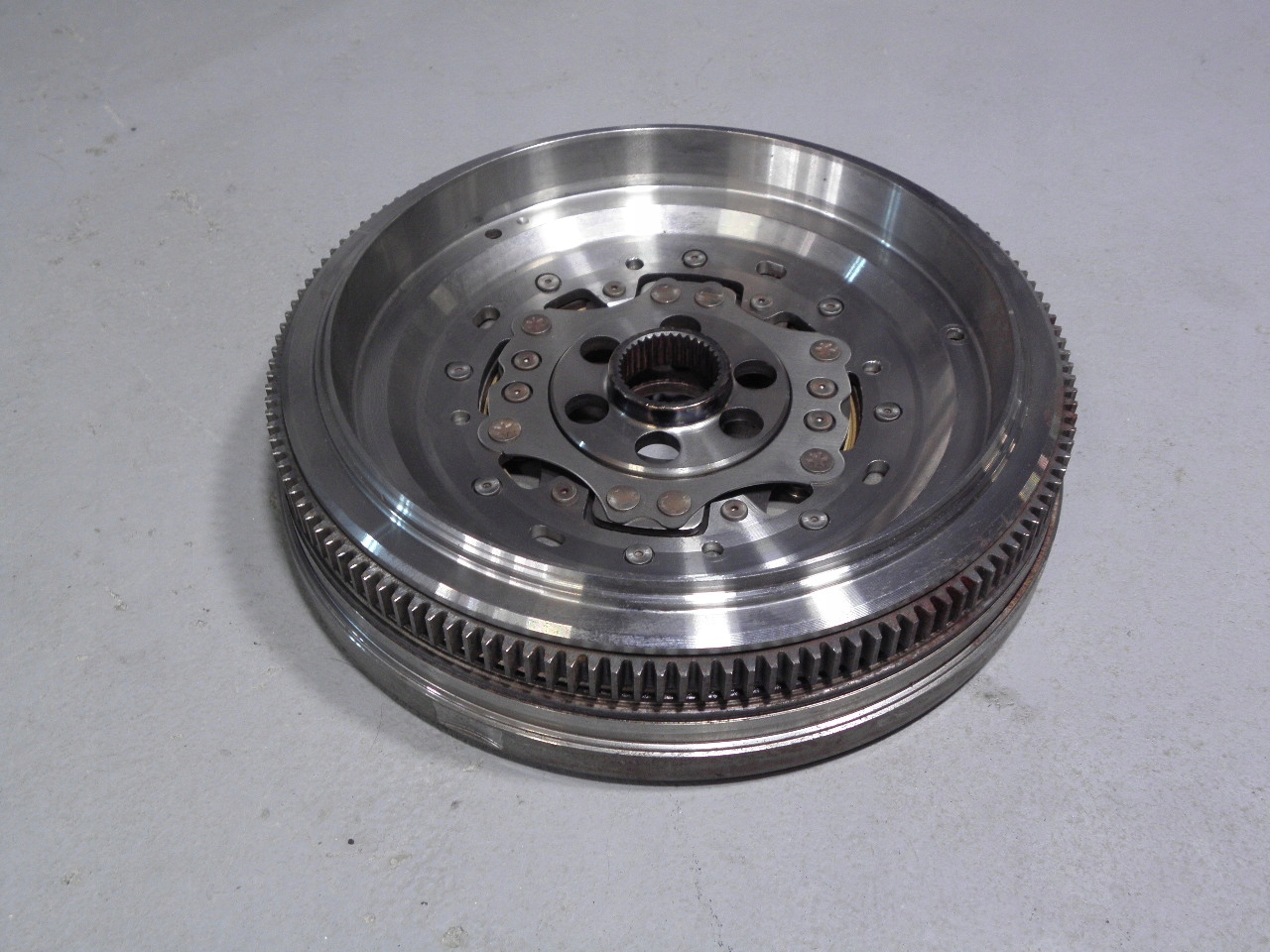 VW T5 2.0 TDI / / ДВУХМАССОВОЕ колесо DSG 03L105266DT