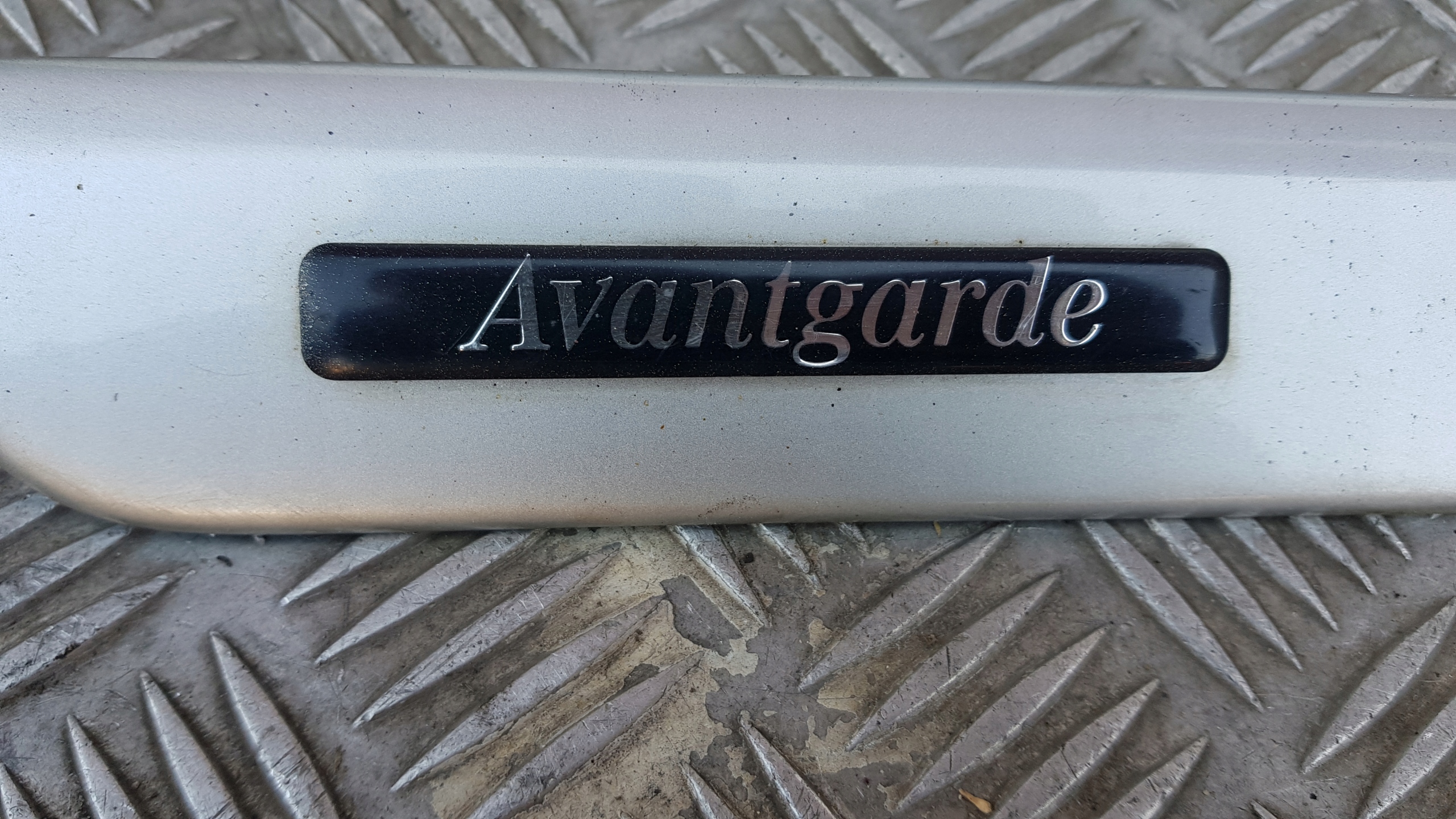 MERCEDES W208 AVANTGARDE Leiste Schutzleiste des Kotflügels links oder rechts