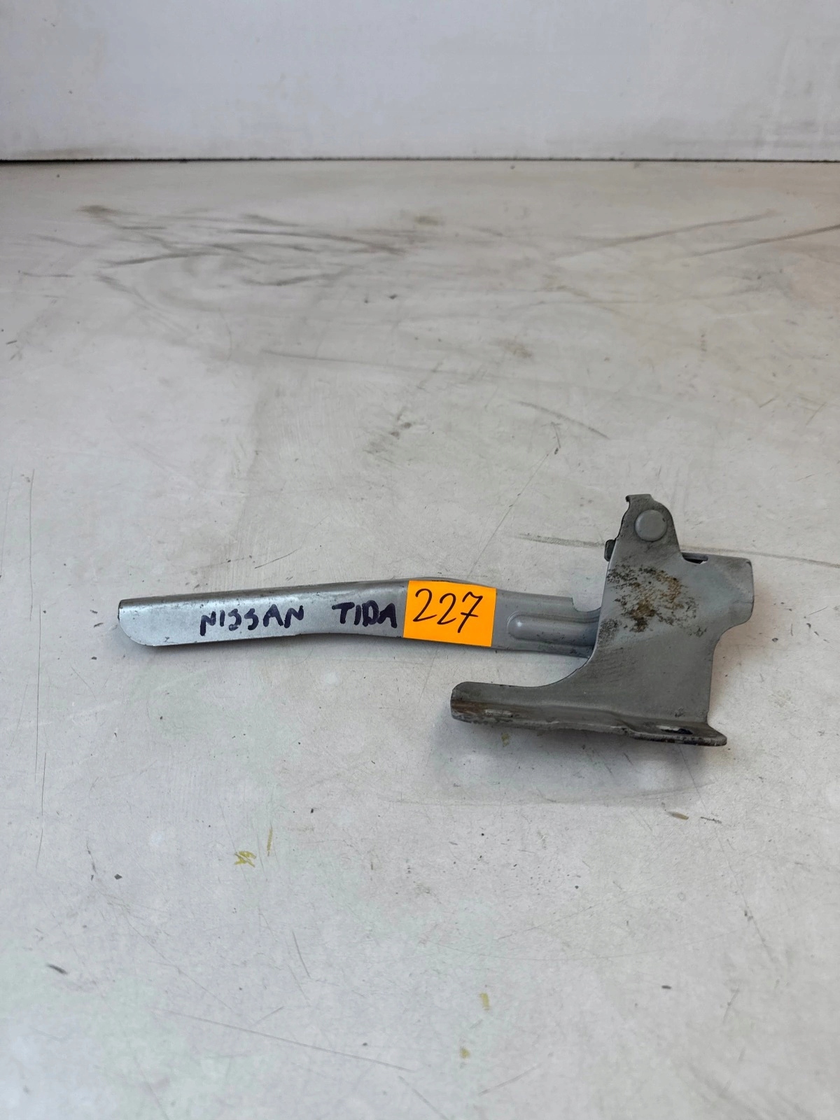 hinge bonnets front front left Nissan Tiida