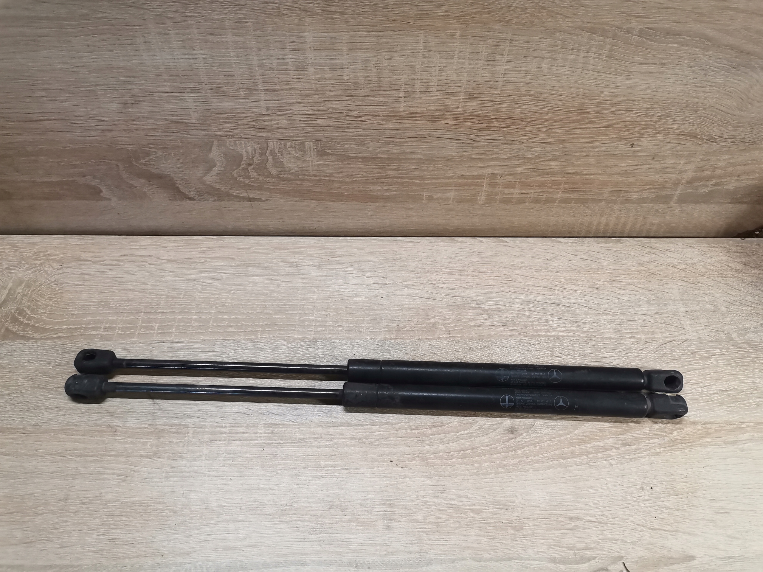 SILOWNIKI bonnets KOMPLET MERCEDES W210 A2108800429