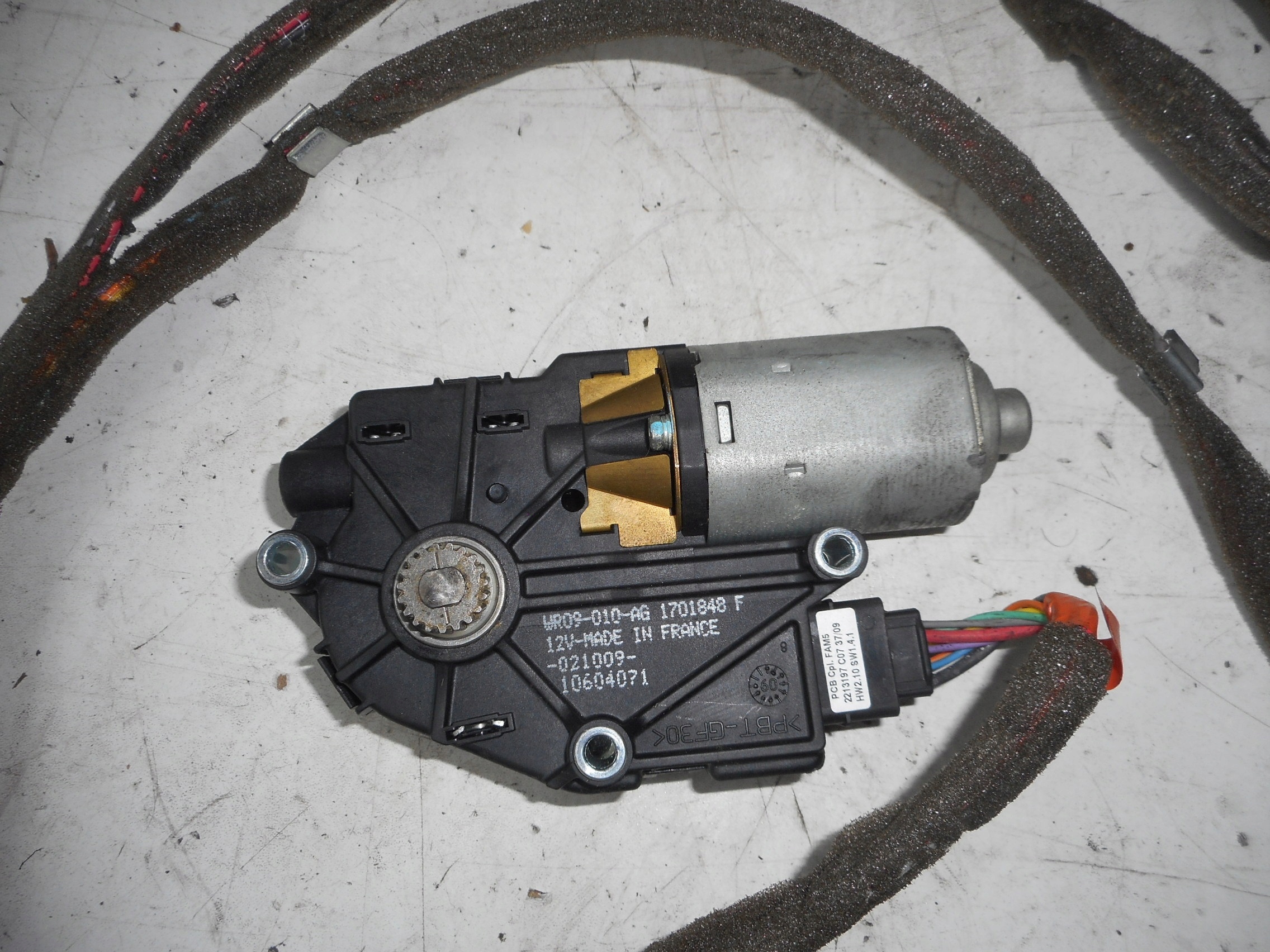 1701848F - Clio III 09R двигатель люк шнур