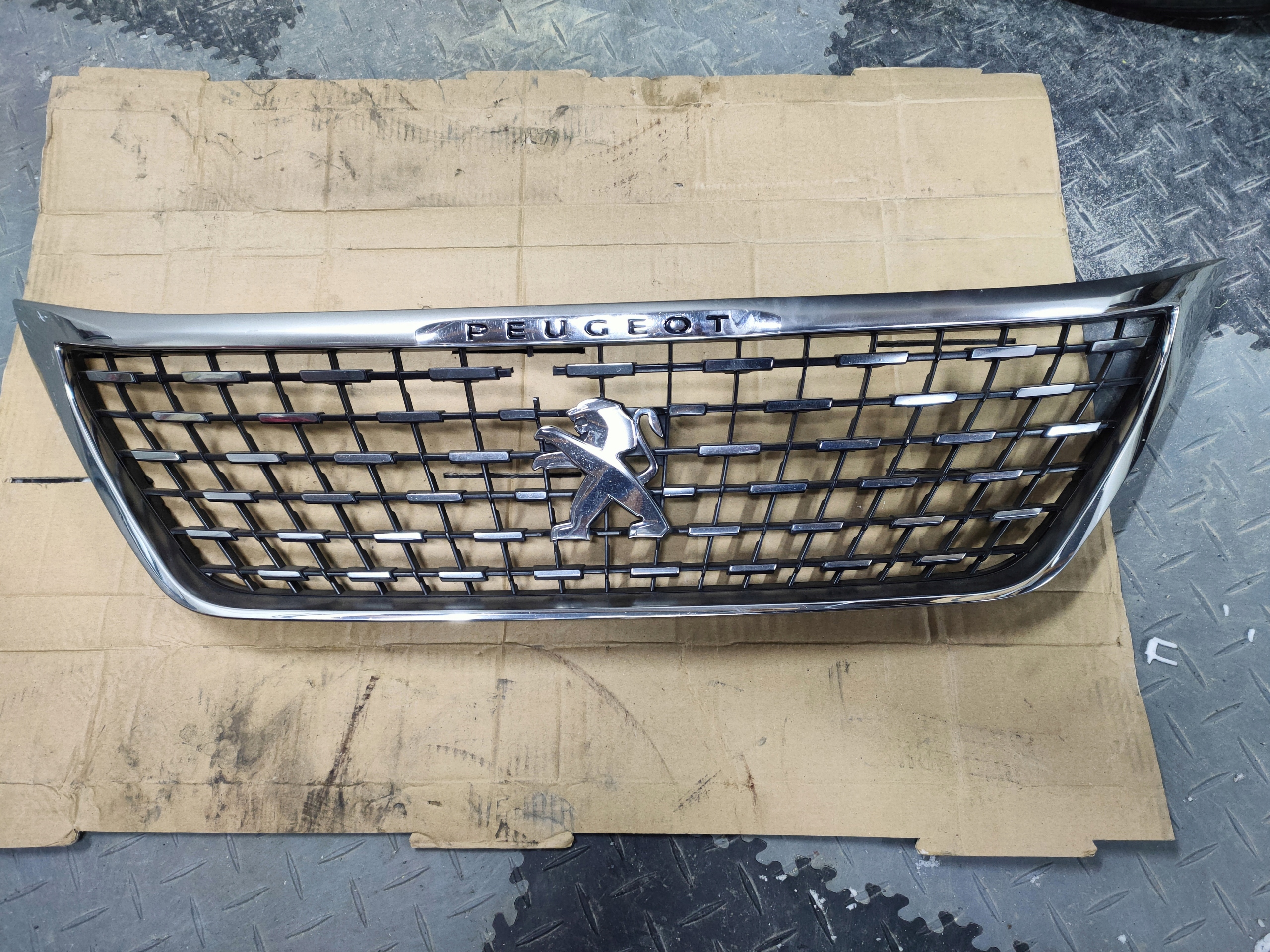 ATRAPA ZDERZAKA PEUGEOT 3008 II ATRAPA PRZEDNIA GRILL GRIL KAMERA