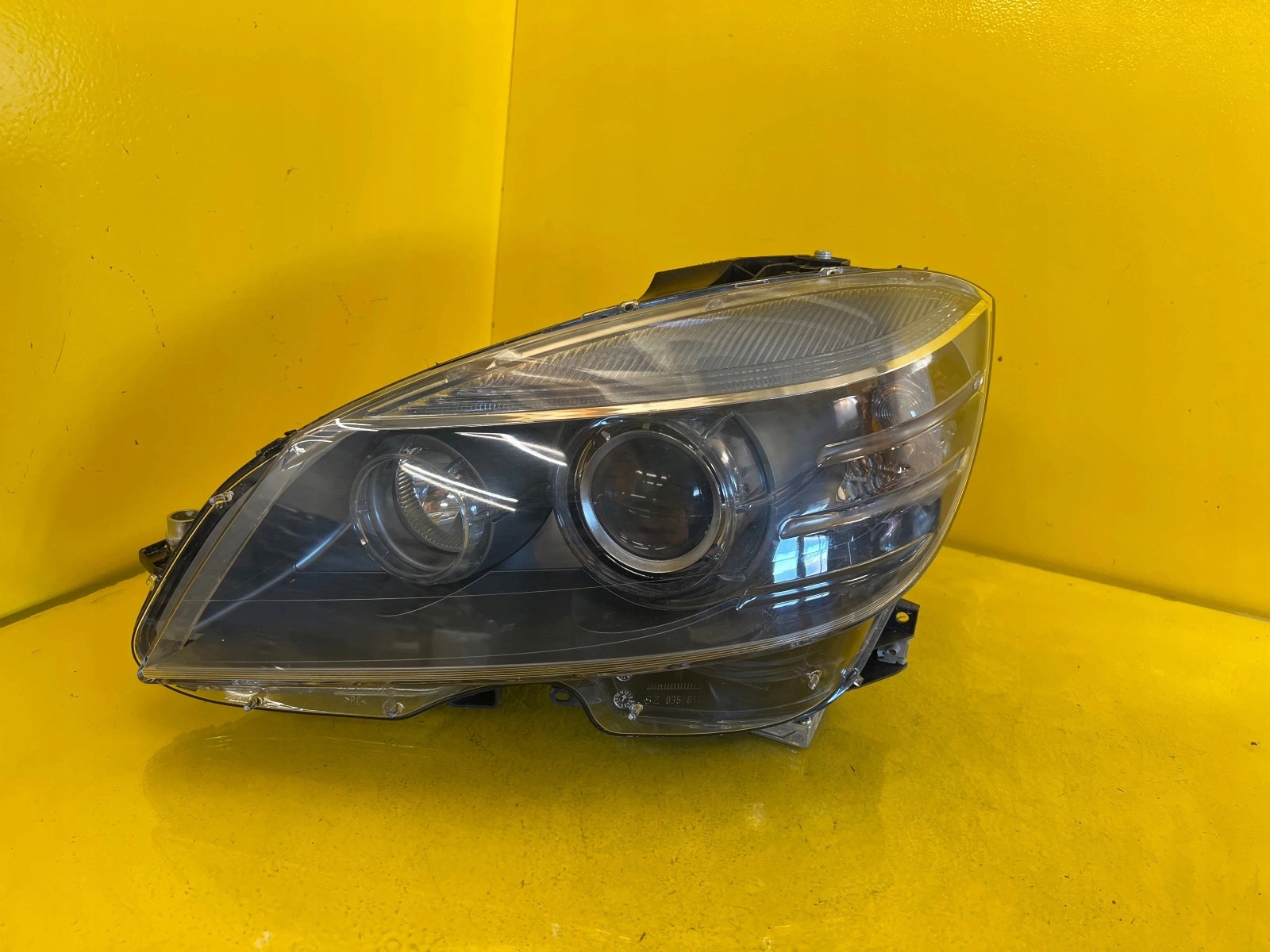 light left MERCEDES W204 C-Klasa 11-14 XENON A2048207561