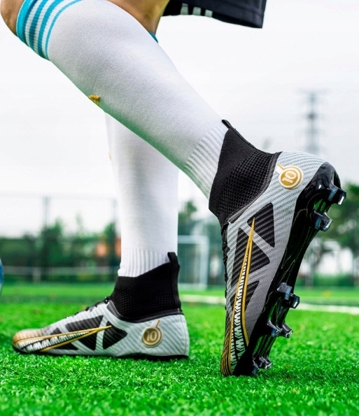 NOWY MODNA SPORTOWE MŁODZIEŻOWE BUTY PIŁKARSKIE KORKI TURFY R.34-45 Marka inna