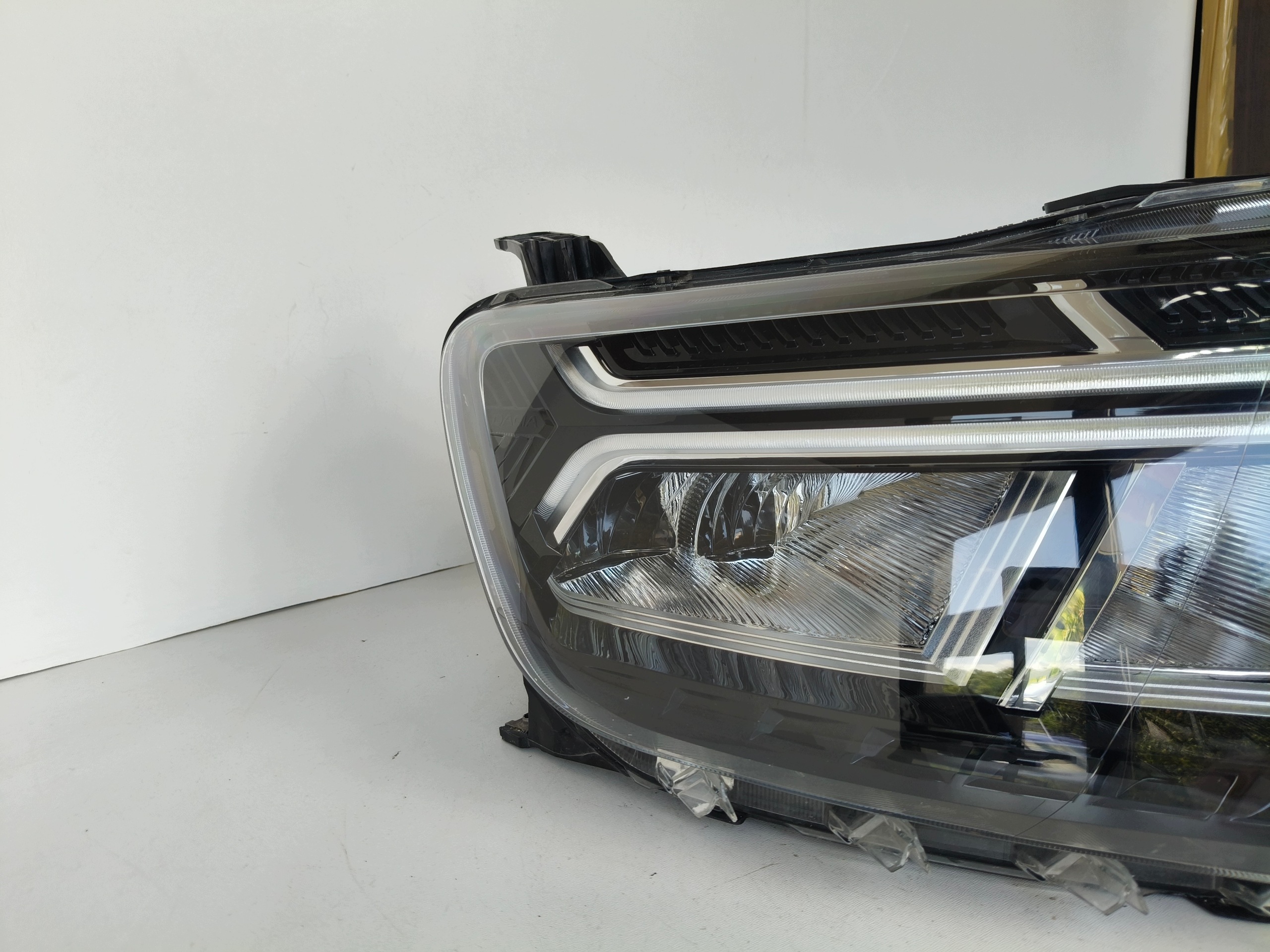 light right REFLEKTOR DACIA DUSTER II LIFT FULL LED