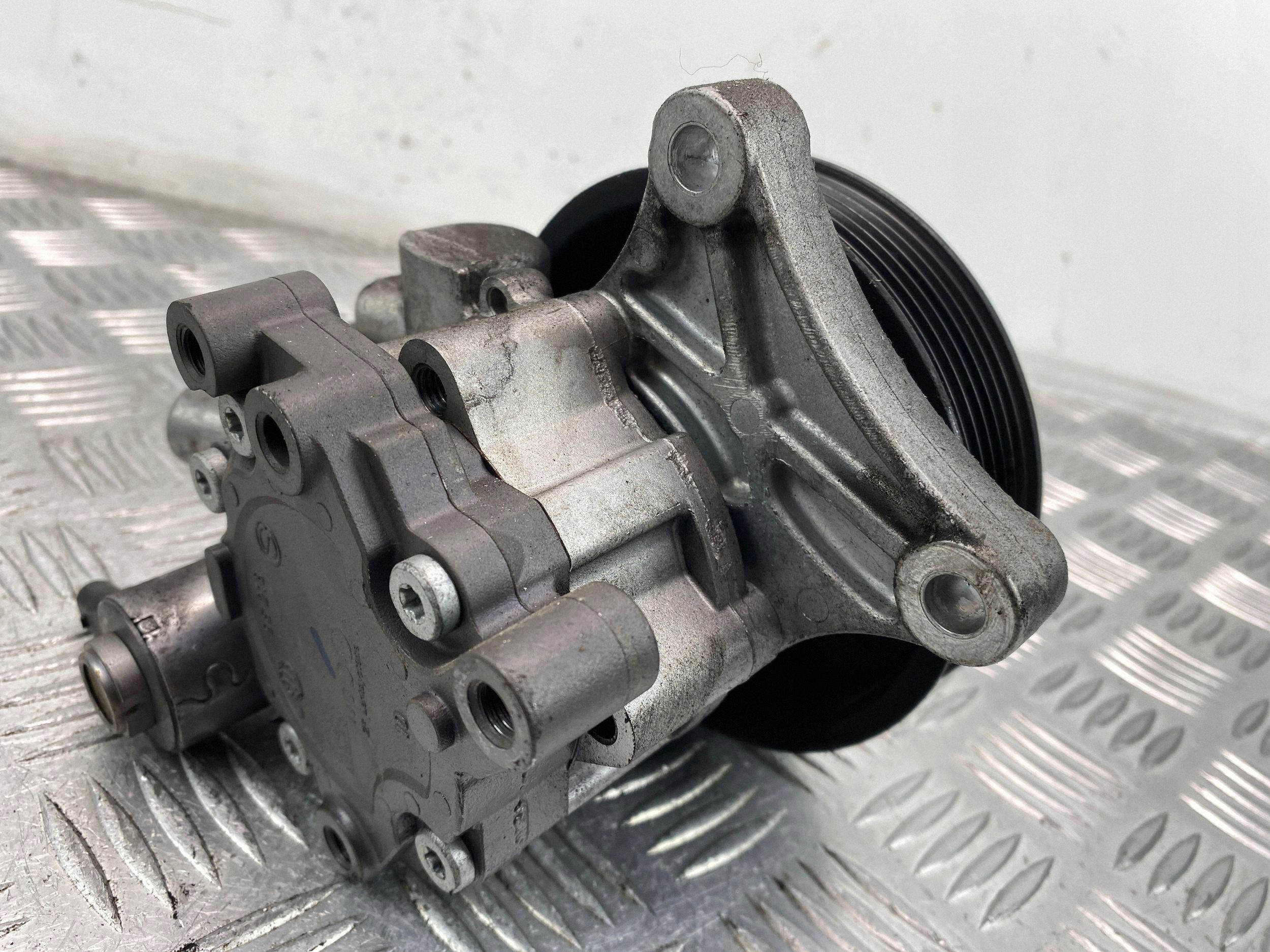 Mercedes C180 CGI W204 servo pump 271.820 A0064667501
