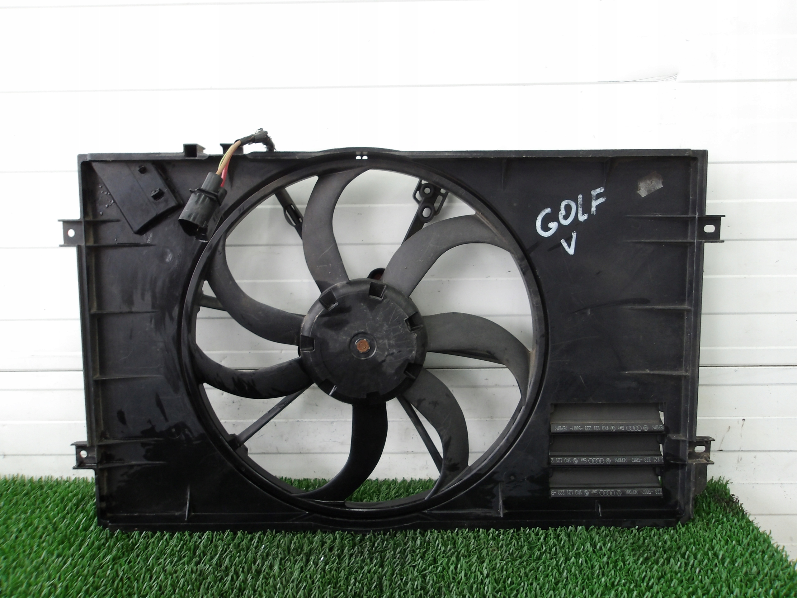 VW GOLF V 1.6 FSI ventilátor chladiče obal OE