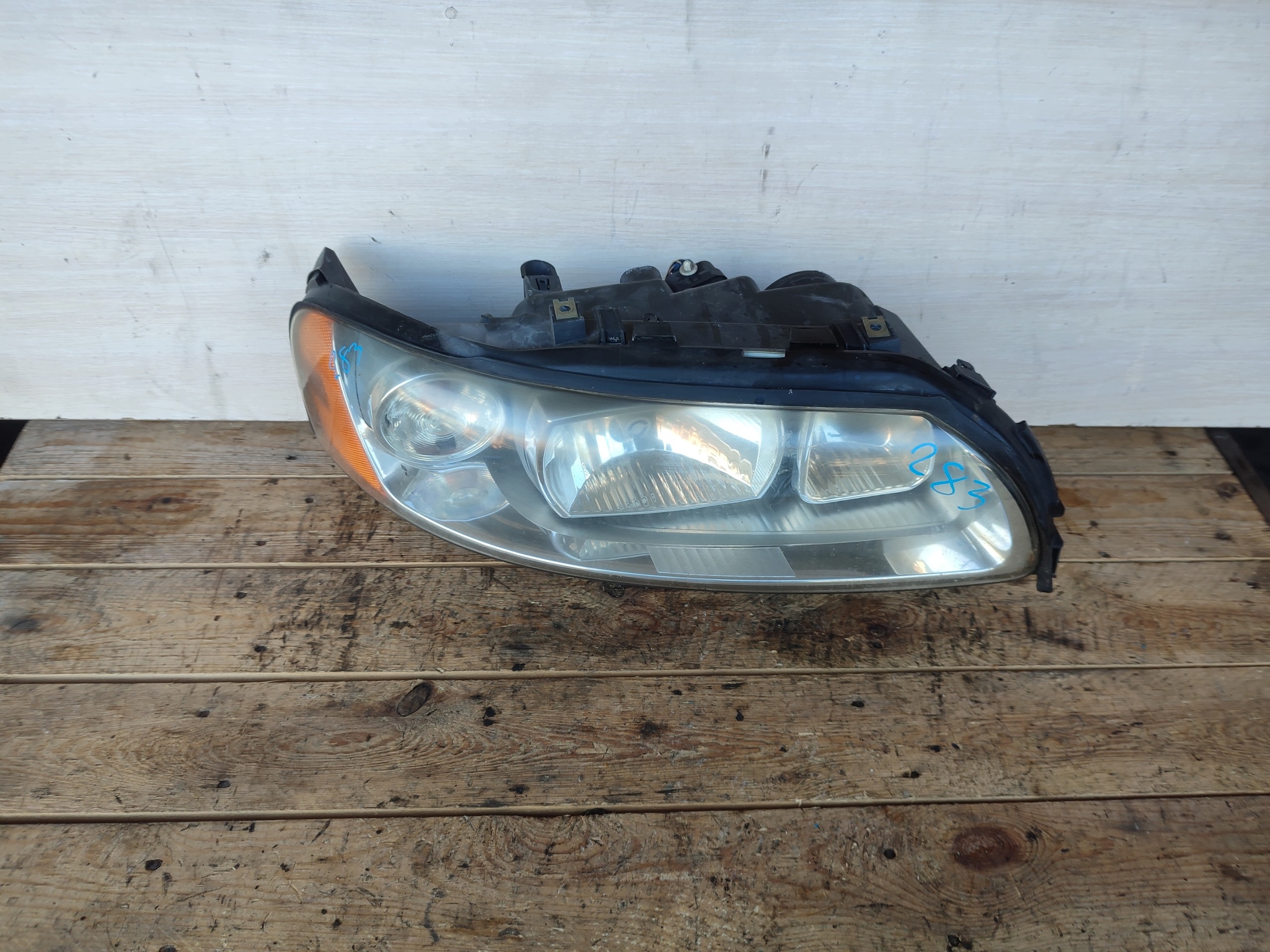 light front front right VOLVO V70 II 30698836
