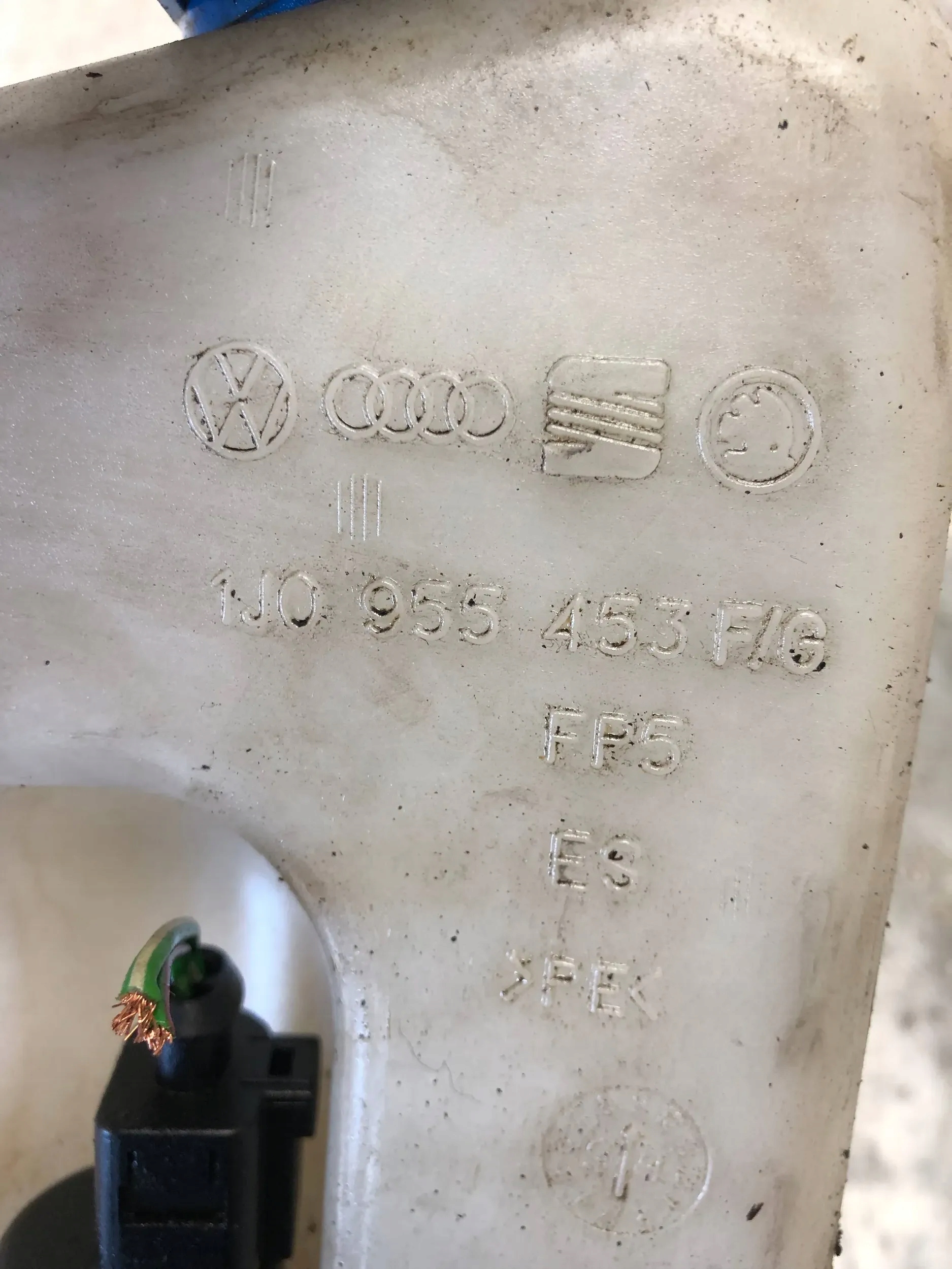 washer fluid tank VW BORA 1J0955453