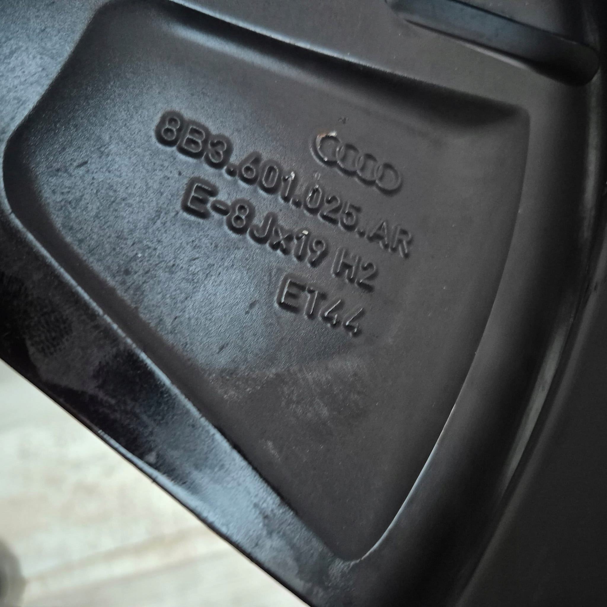 AUDI 8B3601025AR 8JX19H2 ET44 19" disk hliníkový
