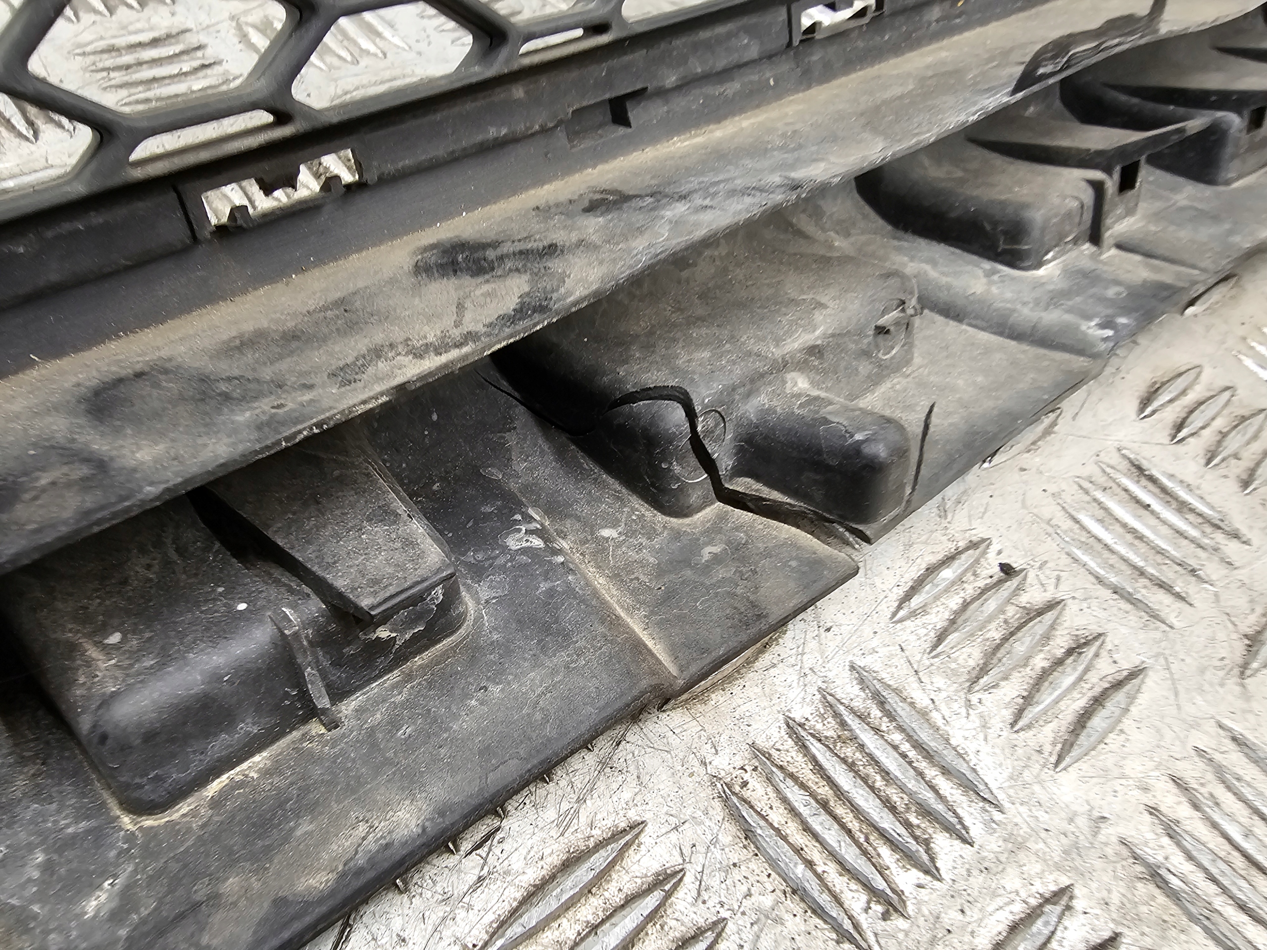 TRAFIC VIVARO III grid of a bumper central front 622544919R 14