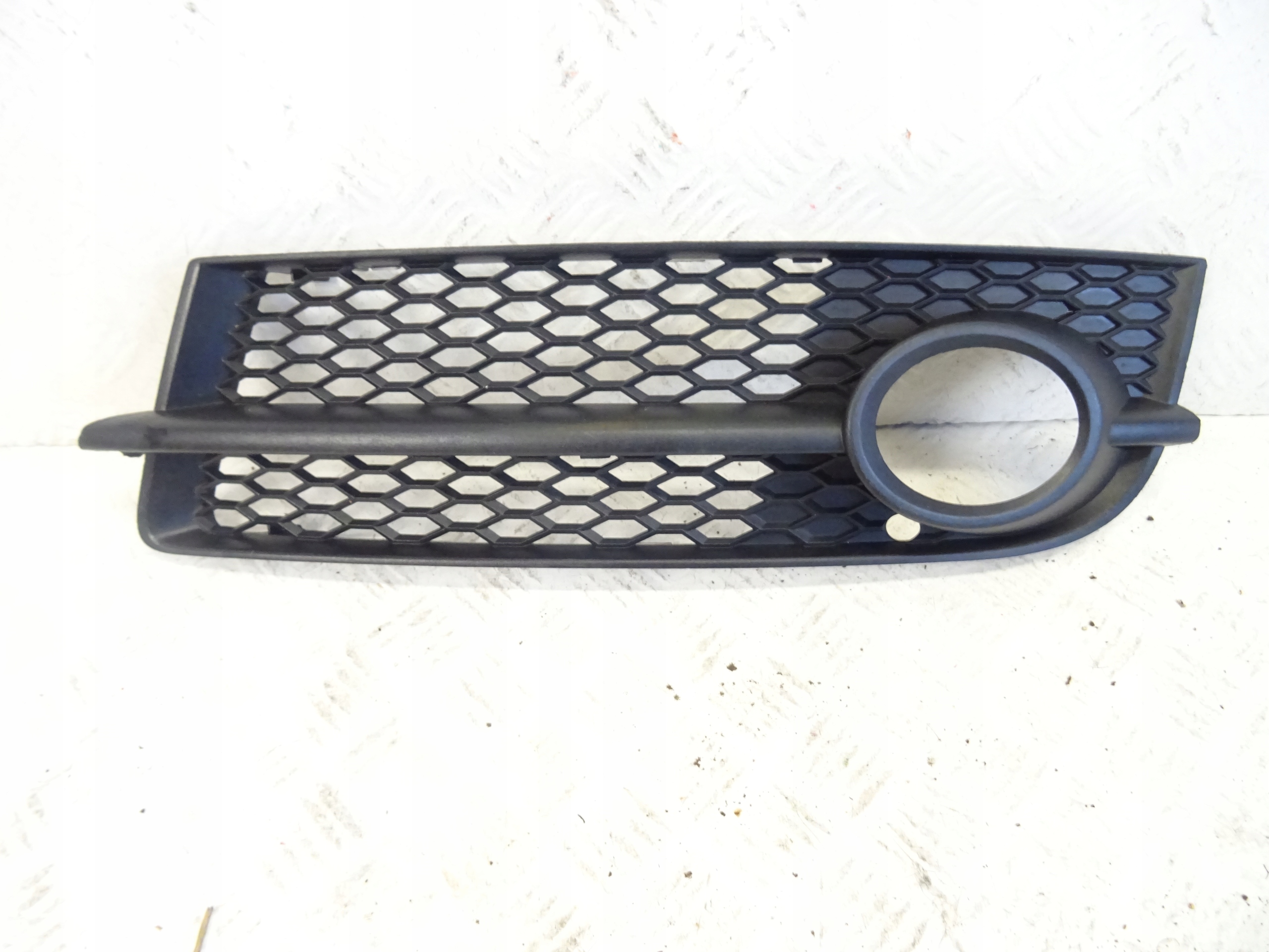 grid of a bumper front front left AUDI TT 8J0 8J0807681