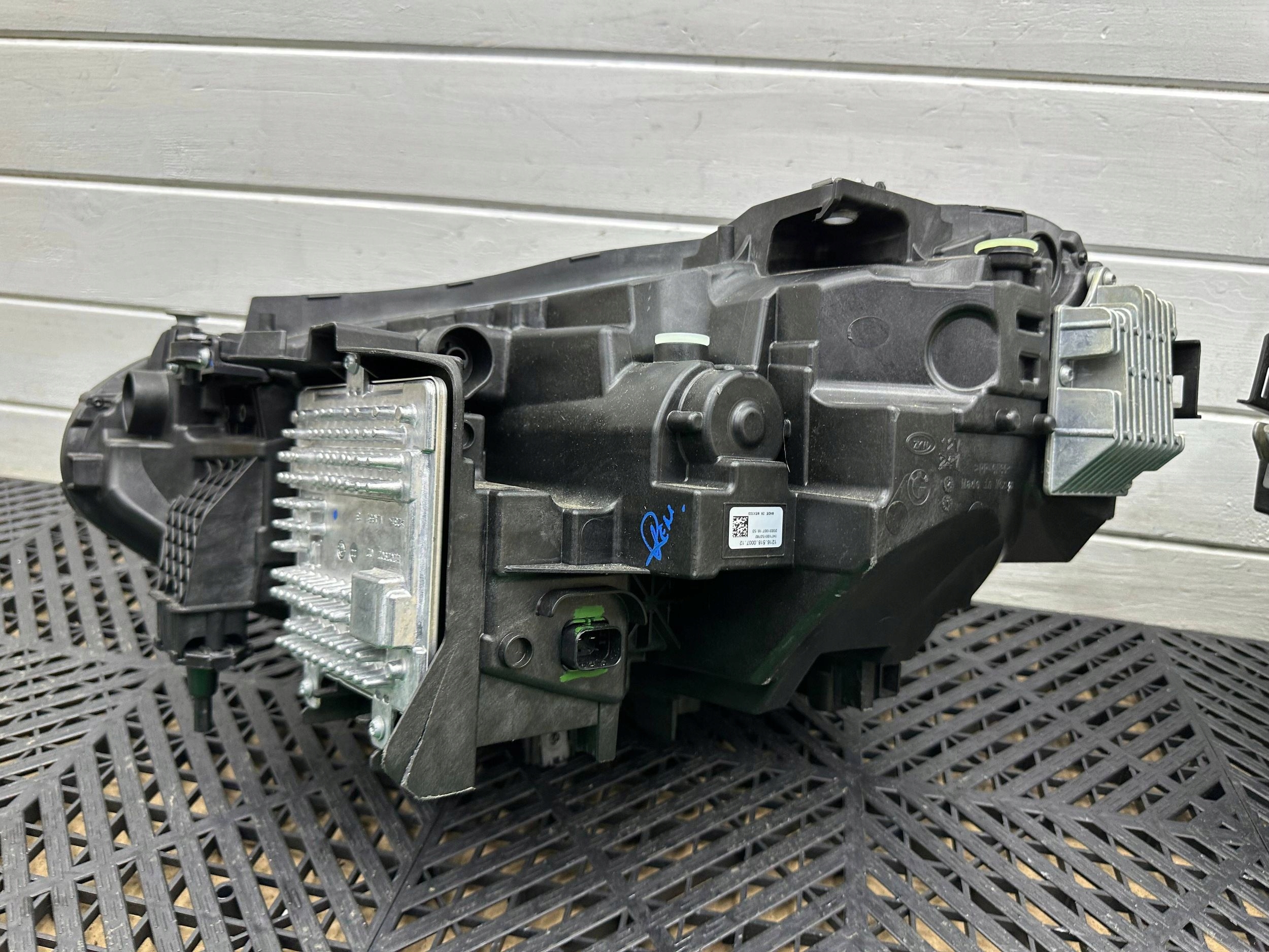 Komplet reflektorow przednich BMW 2 G42 8083636 8083635