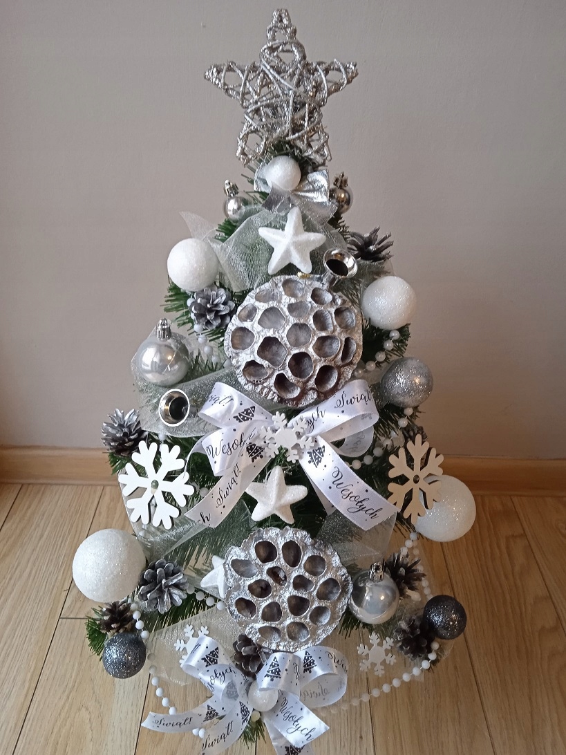 

Choinka mała z dekoracją ubrana z lampkami 40 cm