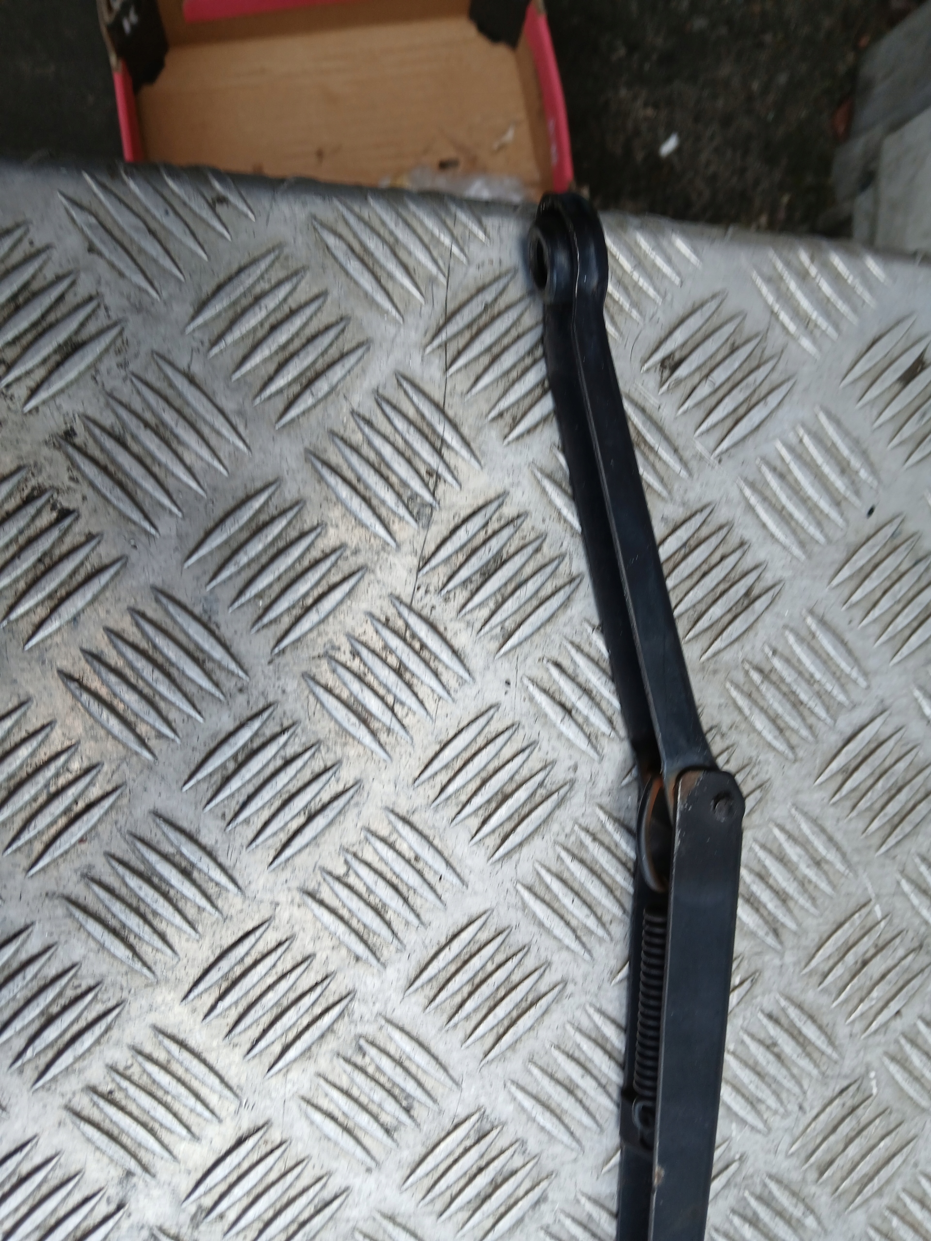 BMW E46 wiper arm left right front 7003931