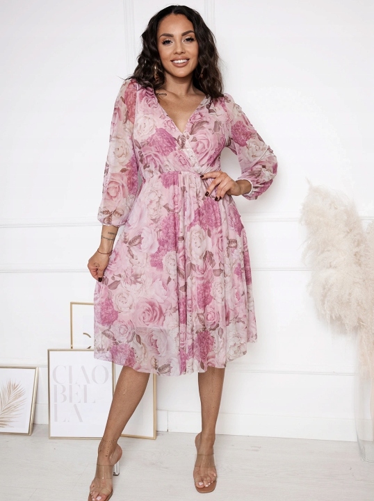 Krátká vzdušná šaty sukně s pudrová růžová barvou a růžemi