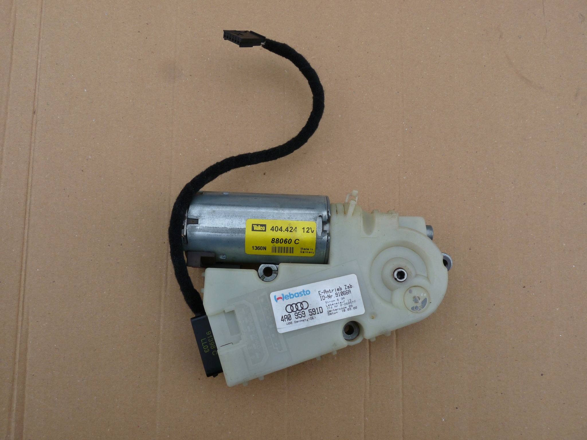 AUDI A8 D2 LIFT SILNICZEK SZYBERDACHU 4A0959591D