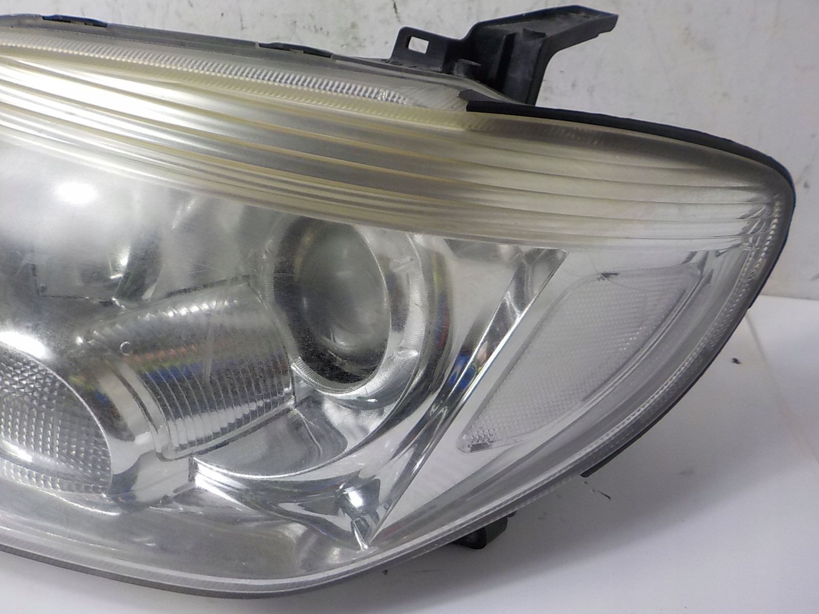 MITSUBISHI OUTLANDER and light left front front UK