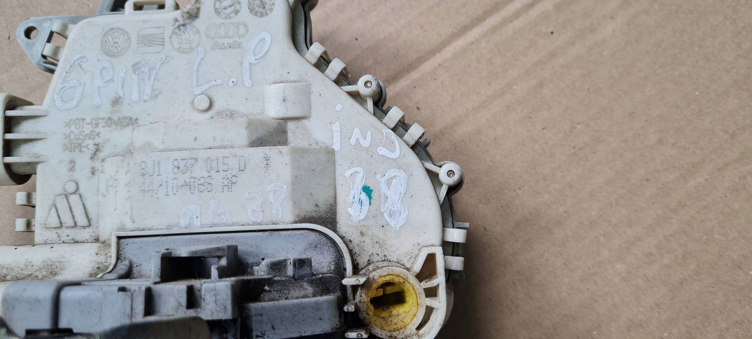 A4 B8 LIFT A5 Q5 lock door left front 6PIN 8J1837015D