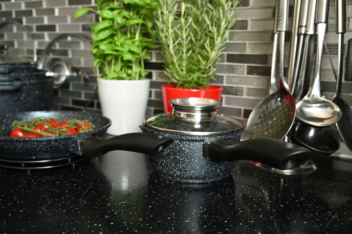 Zestaw garnków PREMIUM aluminiowe 12 el. Materiał aluminiowe