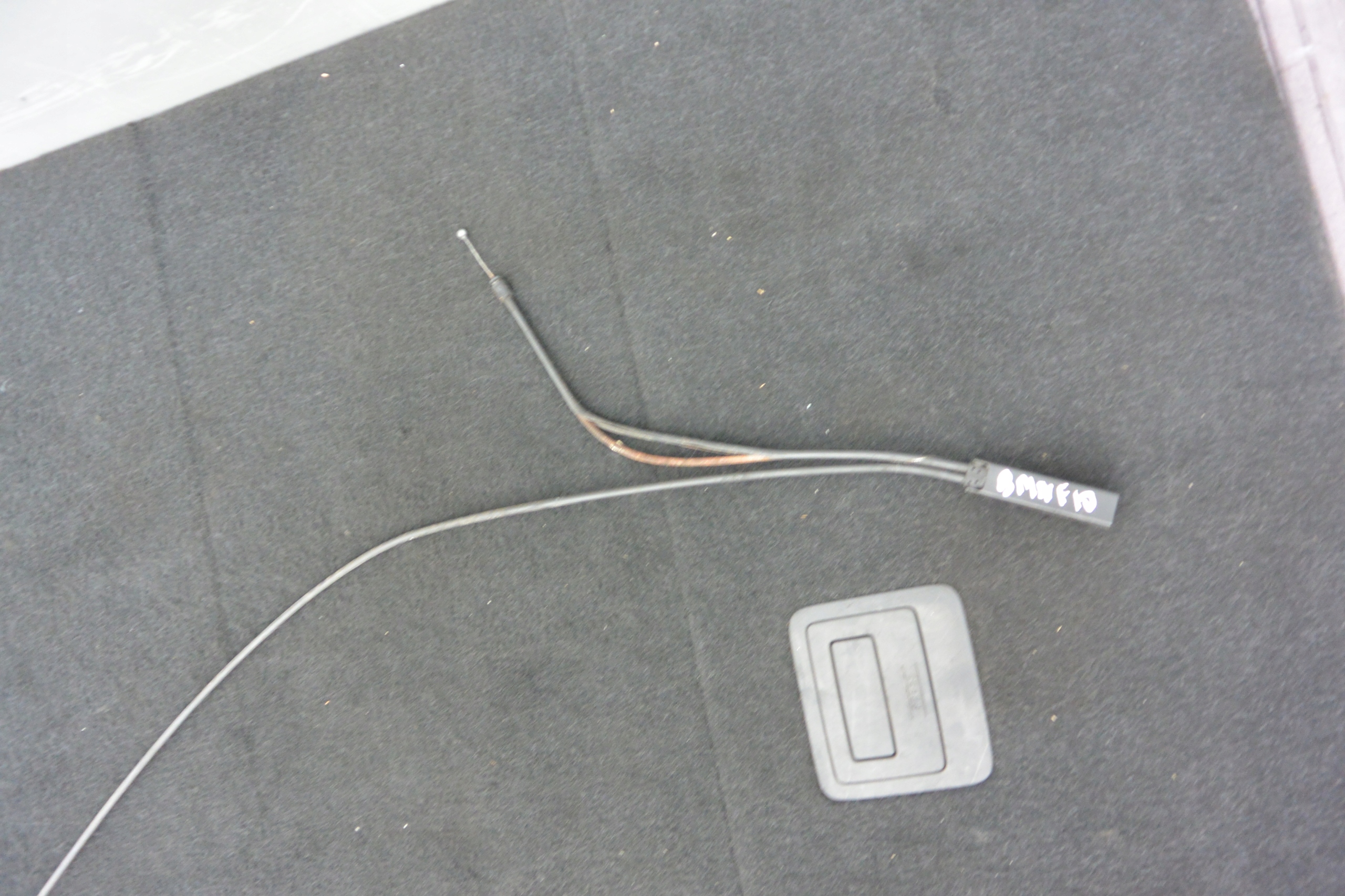 CÂBLE LEVIER POUR L’OUVERTURE DU CAPOT BMW F10 F11