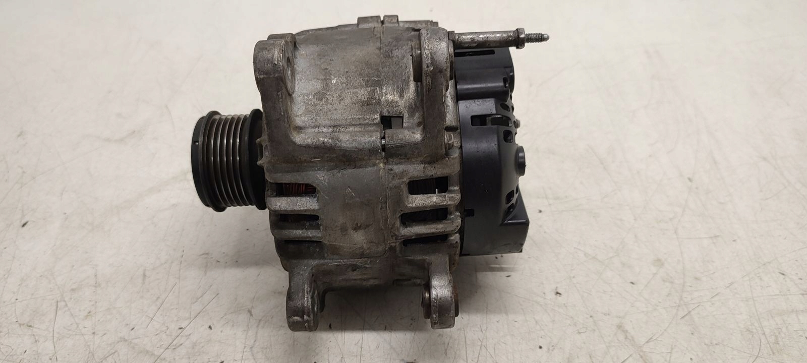 alternator VW Caddy III 2,0 TDI