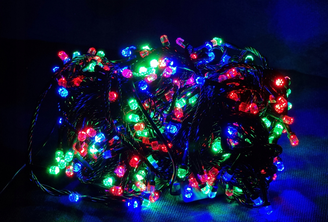V8 HEXA CHRISTMAS TREE LAMPS – новий тип світлодіодів RGB 300. Кількість ламп 201 – 300