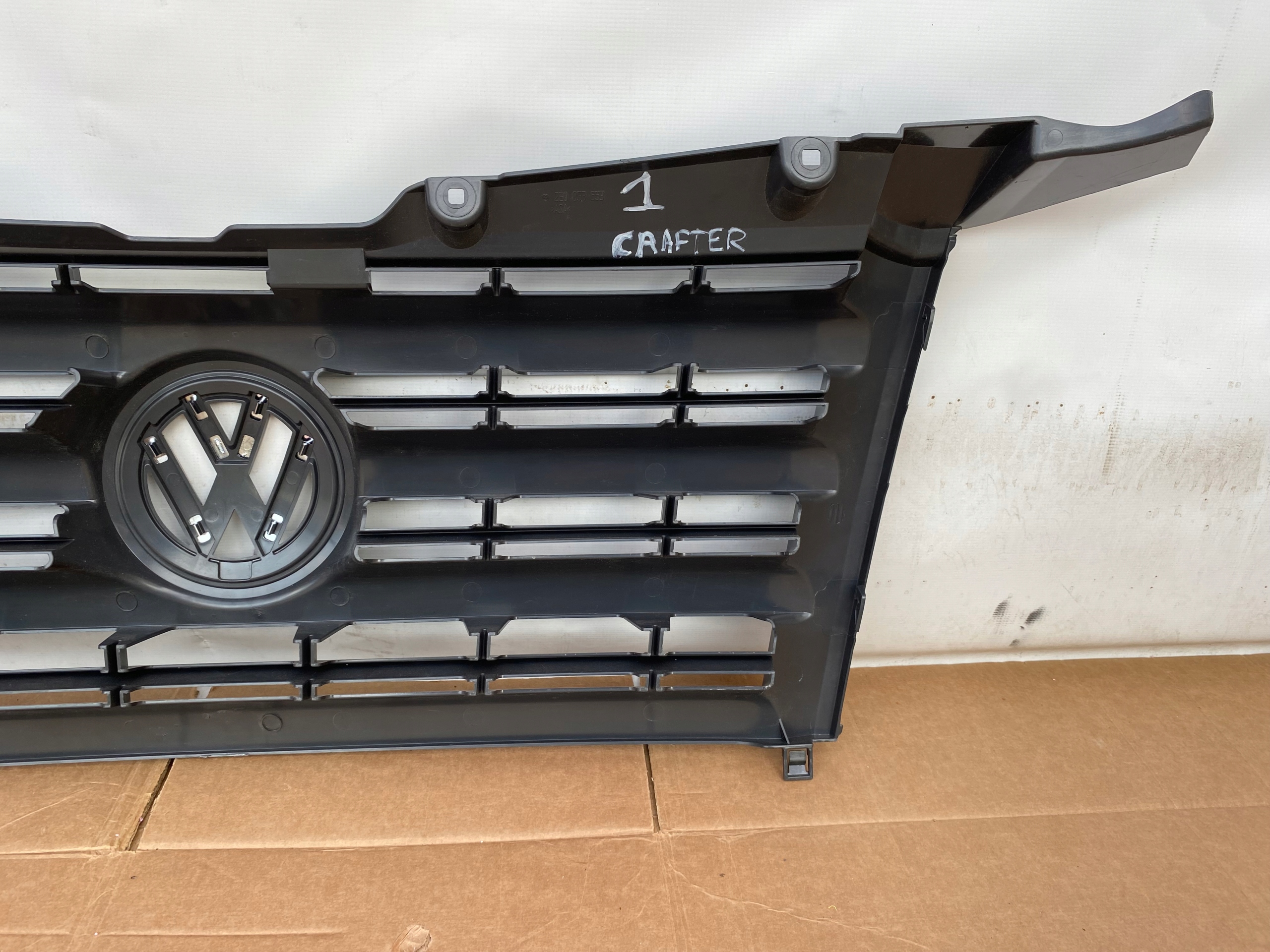VW CRAFTER 06- maska nová original šedá 2E0853653