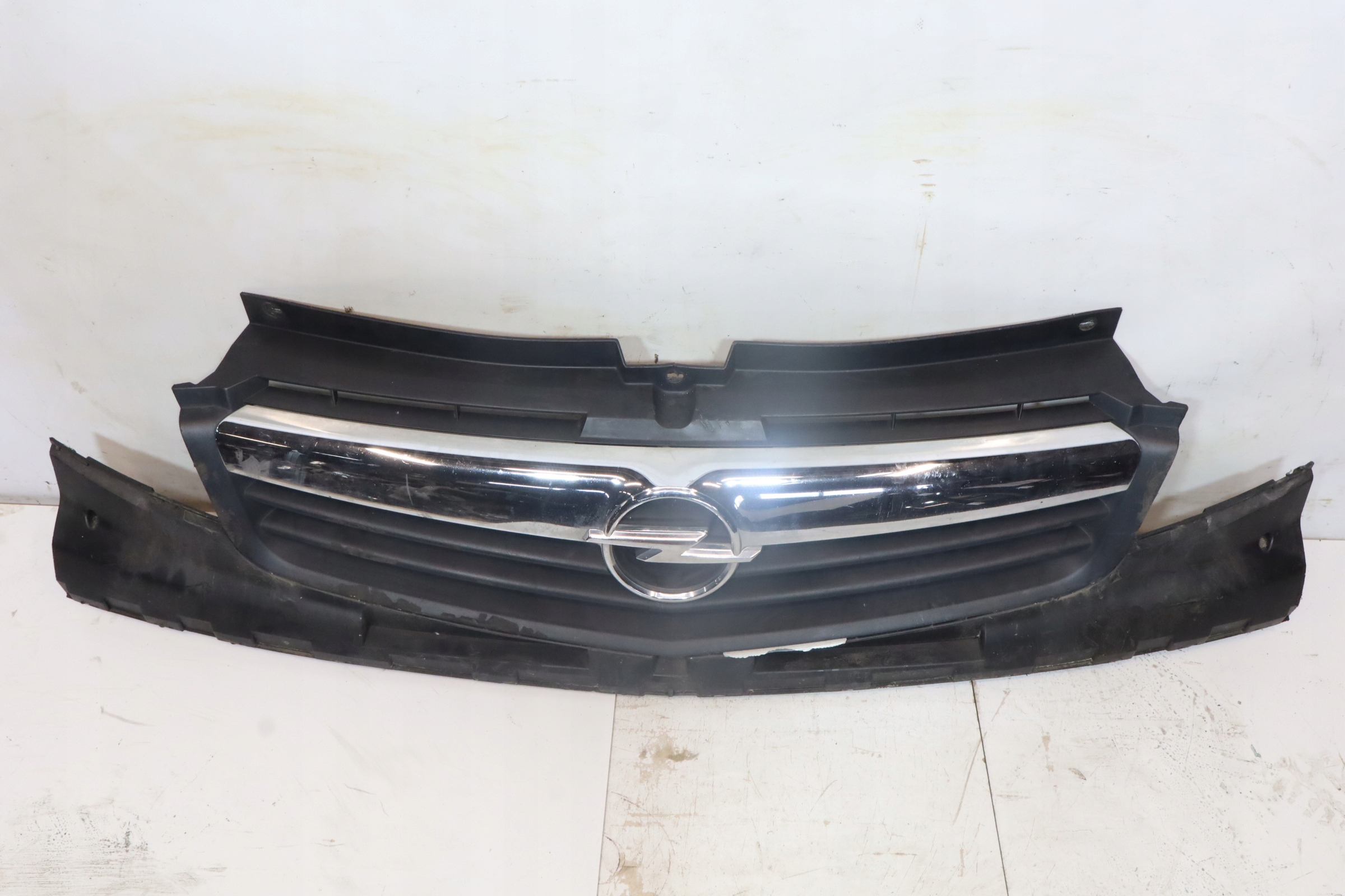 решетка радиатора opel VIVARO a