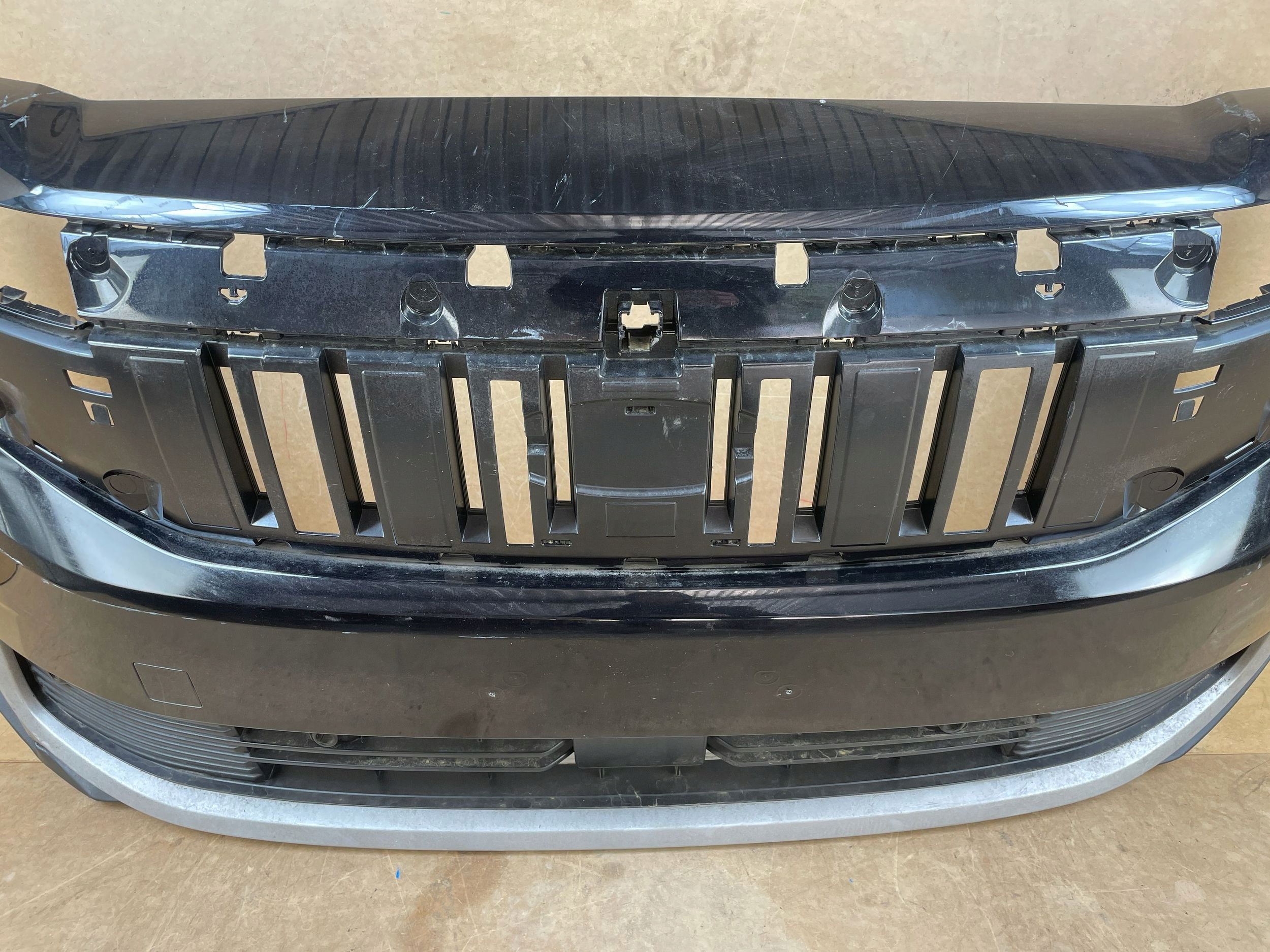 bumper front front FORD EXPLORER EV ELECTRIC ELEKTRYK 2023- 4xPDC