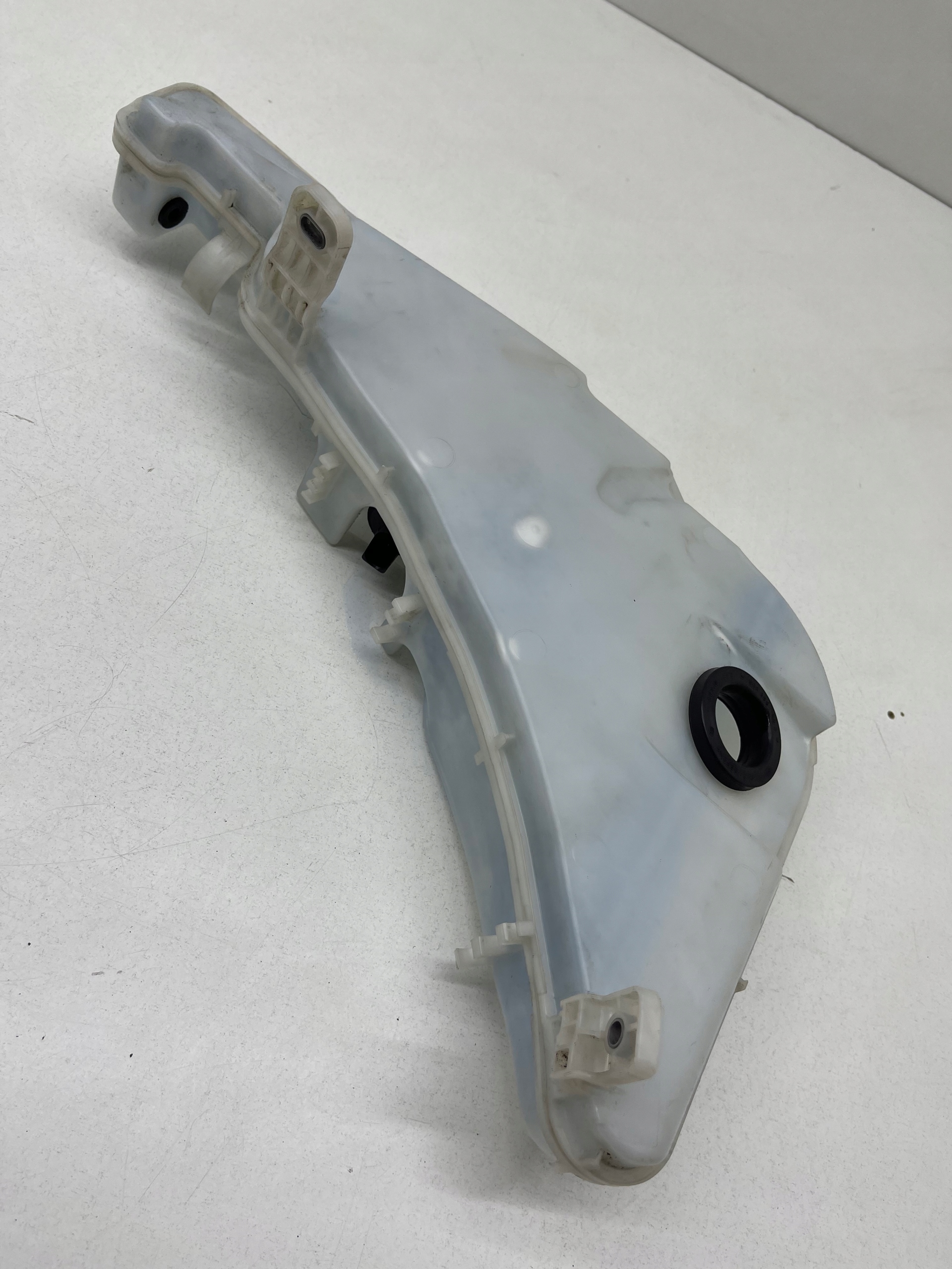 AUDI A6 C7 spremnik gasa mlaznice ispod XENON CALY original!