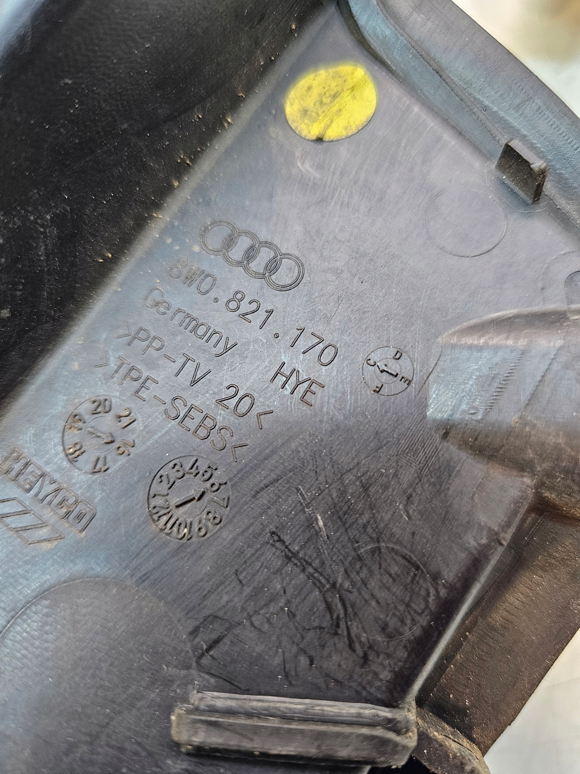 couverture aile PRAWAE AUDI A4 B9 8W0821170C