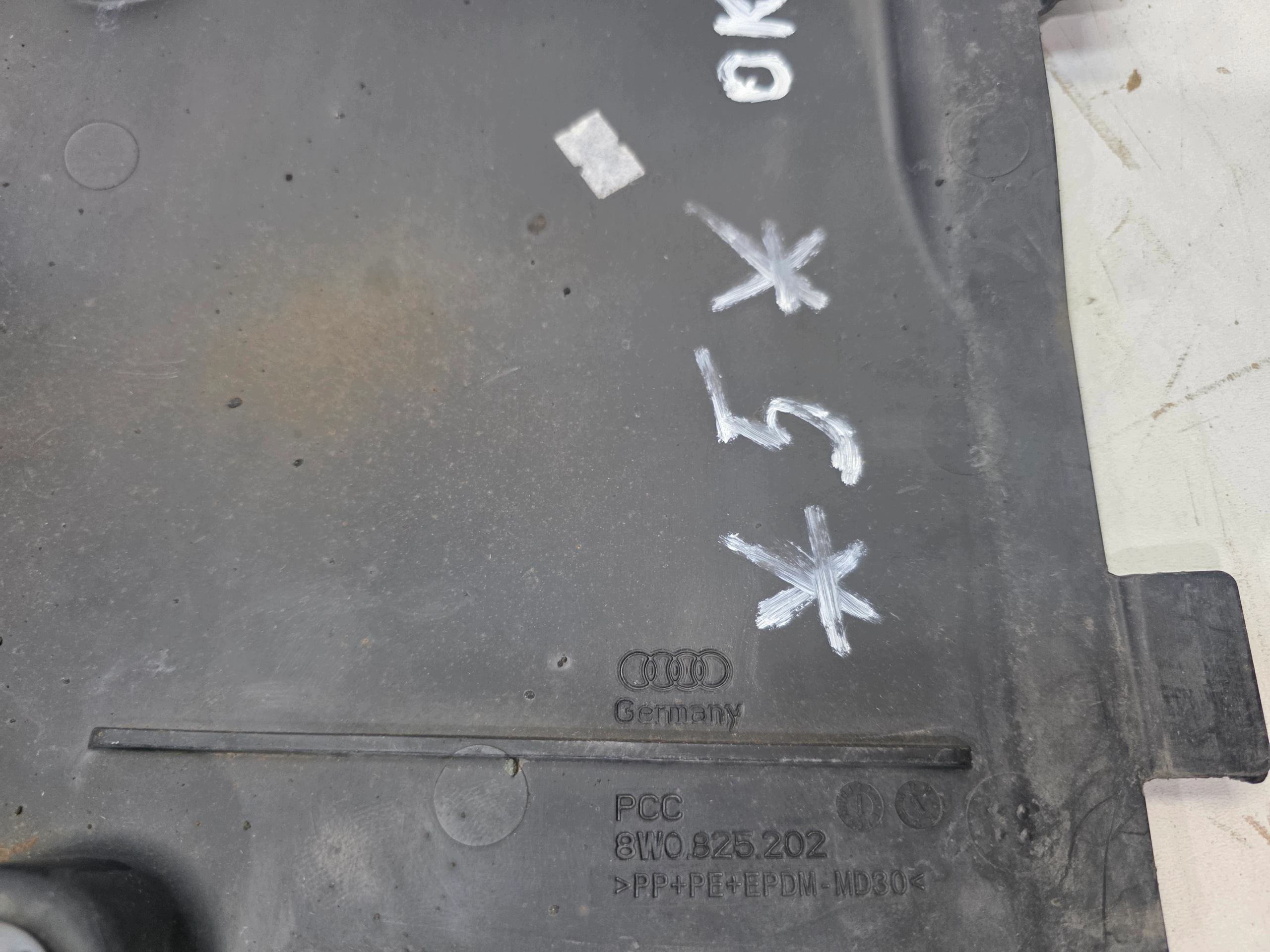 cover chassis right front MALA AUDI A4 B9 A5 8W 8W0825202 *5*