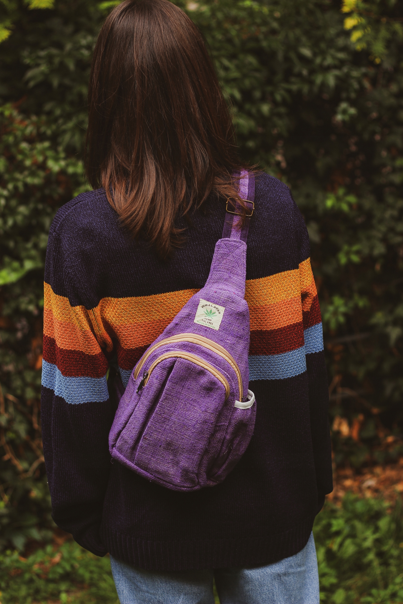 Fialový trojúhelníkový batoh z konopí Himalayan Hemp mini přes rameno sling bag