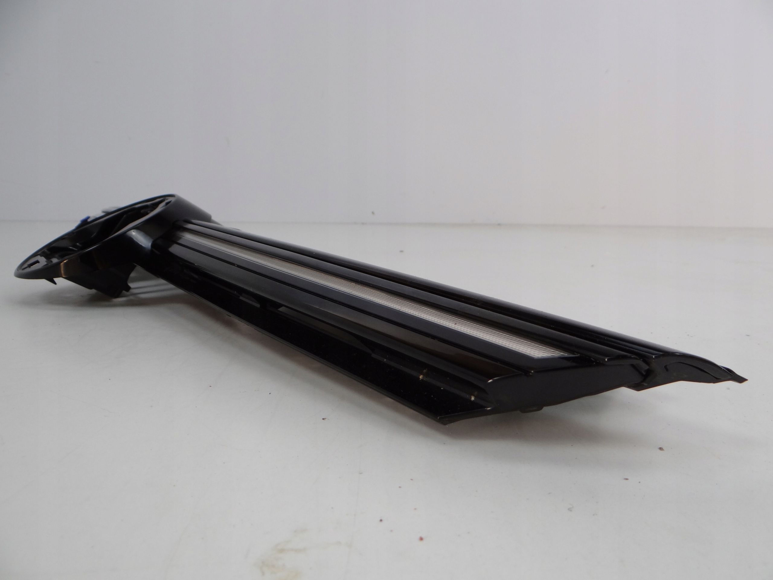 vw GOLF VIII r решетка радиатора led 5H0853651AC